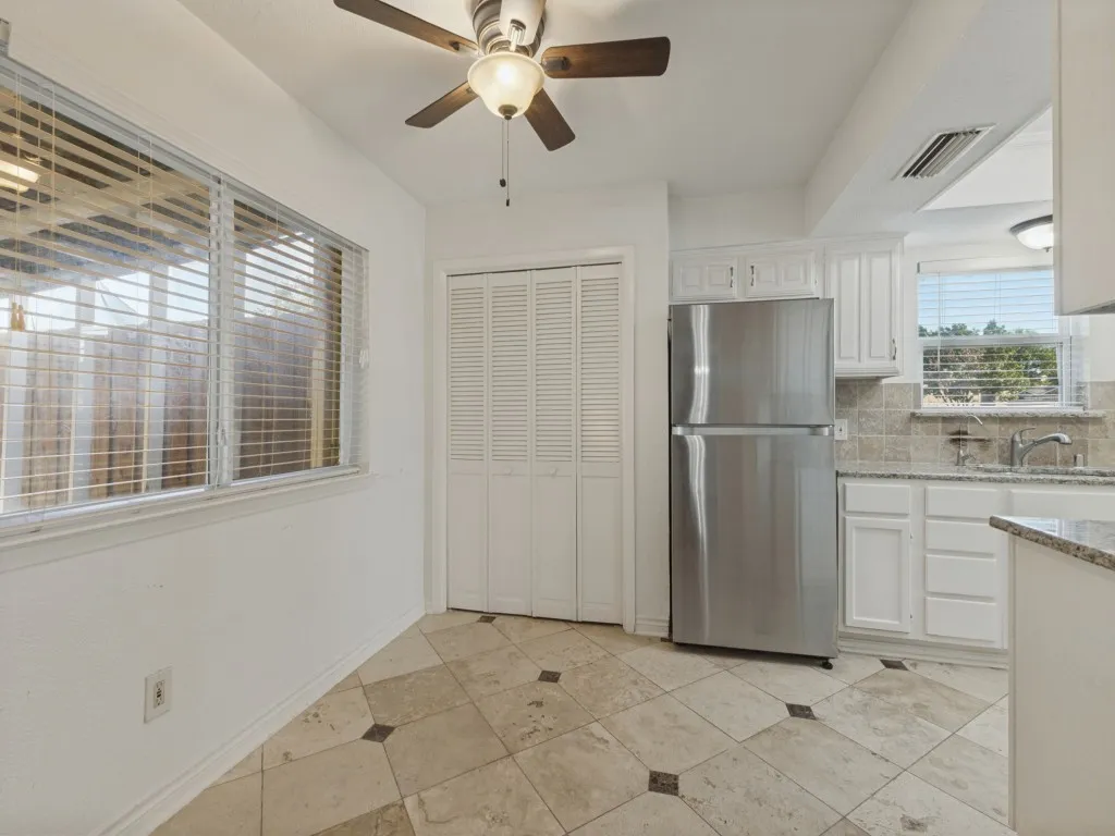 Single Family Residence For Sale in Dallas County , 2109 Via Estrada, Carrollton, Texas 75006, 3 Bedroom, 3 Bathroom, 2 Garage spaces, 1,720 Sqft, built in 1977, mls#21407204, Real Estate Agent in Carrollton, Homes For Sale in Dallas county, Homes For Sale in Carrollton, Realtor in Carrollton Texas, Real Estate Brokerage Independent Realty Texas, Luminita Cordes Realtor