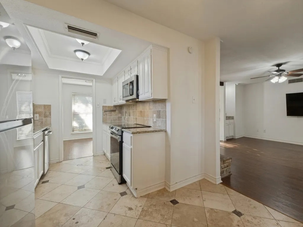 Single Family Residence For Sale in Dallas County , 2109 Via Estrada, Carrollton, Texas 75006, 3 Bedroom, 3 Bathroom, 2 Garage spaces, 1,720 Sqft, built in 1977, mls#21407204, Real Estate Agent in Carrollton, Homes For Sale in Dallas county, Homes For Sale in Carrollton, Realtor in Carrollton Texas, Real Estate Brokerage Independent Realty Texas, Luminita Cordes Realtor