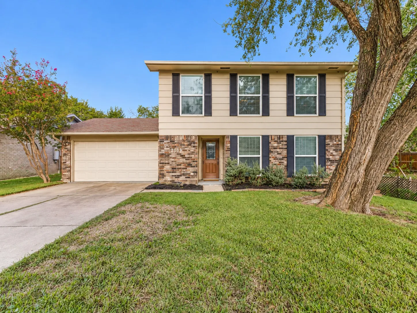 Single Family Residence For Sale in Dallas County , 2109 Via Estrada, Carrollton, Texas 75006, 3 Bedroom, 3 Bathroom, 2 Garage spaces, 1,720 Sqft, built in 1977, mls#21407204, Real Estate Agent in Carrollton, Homes For Sale in Dallas county, Homes For Sale in Carrollton, Realtor in Carrollton Texas, Real Estate Brokerage Independent Realty Texas, Luminita Cordes Realtor