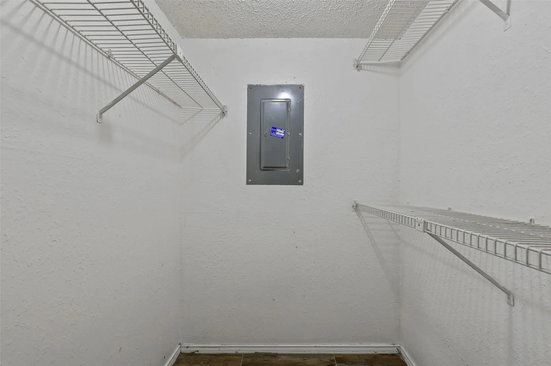 Condominium For Sale in Tarrant County , 2312 Balsam Drive A105, Arlington, Texas 76006, 2 Bedroom, 1 Bathroom, Garage spaces, 808 Sqft, built in 1980, mls#21406963, Real Estate Agent in Arlington, Homes For Sale in Tarrant county, Homes For Sale in Arlington, Realtor in Arlington Texas, Real Estate Brokerage Independent Realty Texas, Luminita Cordes Realtor