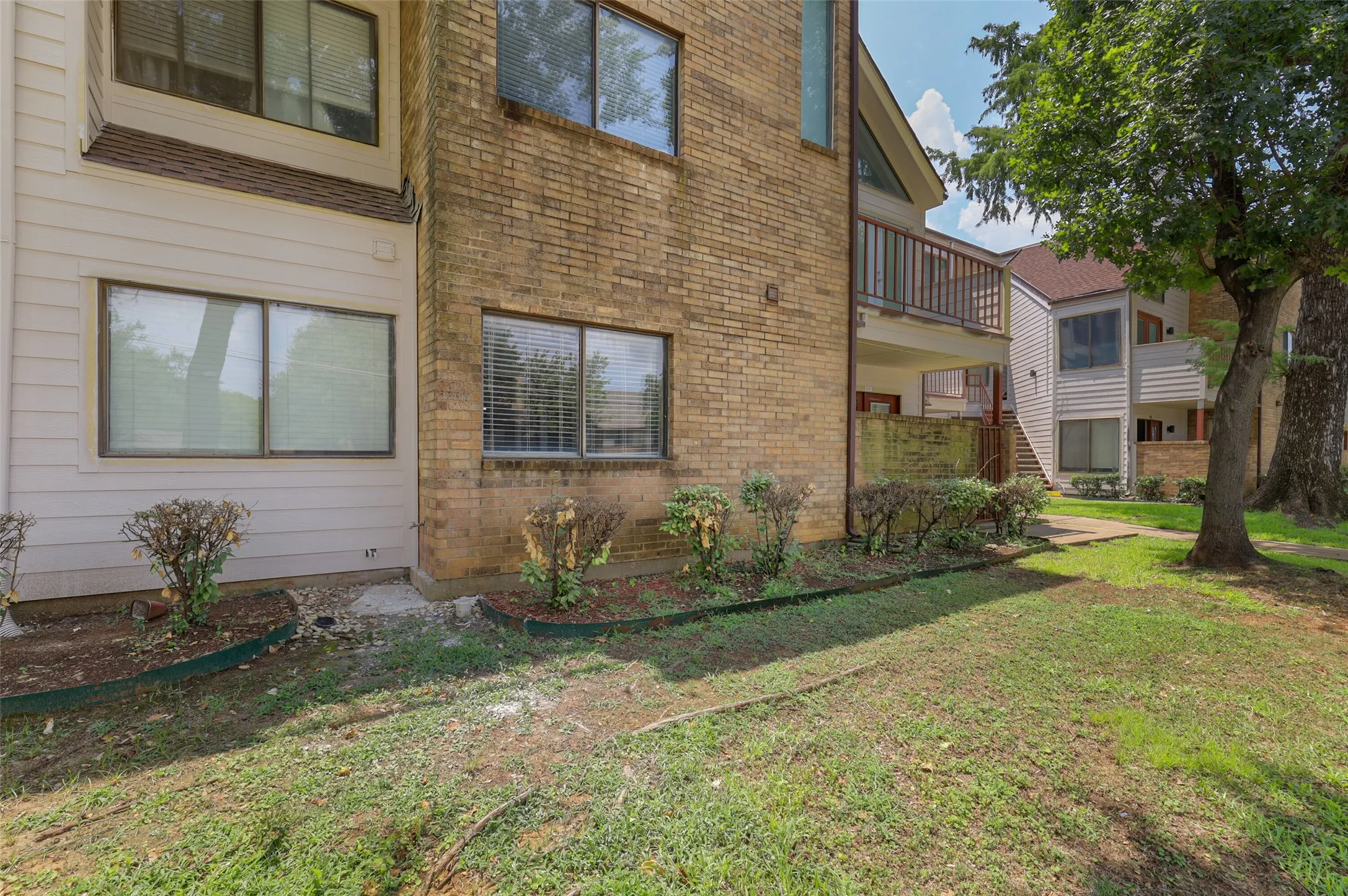 Condominium For Sale in Tarrant County , 2312 Balsam Drive A105, Arlington, Texas 76006, 2 Bedroom, 1 Bathroom, Garage spaces, 808 Sqft, built in 1980, mls#21406963, Real Estate Agent in Arlington, Homes For Sale in Tarrant county, Homes For Sale in Arlington, Realtor in Arlington Texas, Real Estate Brokerage Independent Realty Texas, Luminita Cordes Realtor