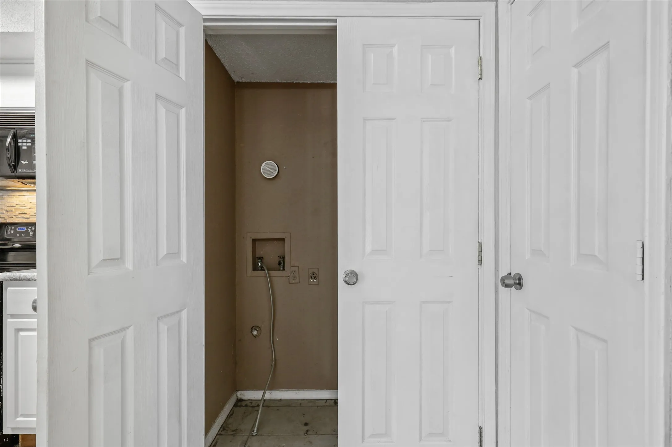 Condominium For Sale in Tarrant County , 2312 Balsam Drive A105, Arlington, Texas 76006, 2 Bedroom, 1 Bathroom, Garage spaces, 808 Sqft, built in 1980, mls#21406963, Real Estate Agent in Arlington, Homes For Sale in Tarrant county, Homes For Sale in Arlington, Realtor in Arlington Texas, Real Estate Brokerage Independent Realty Texas, Luminita Cordes Realtor