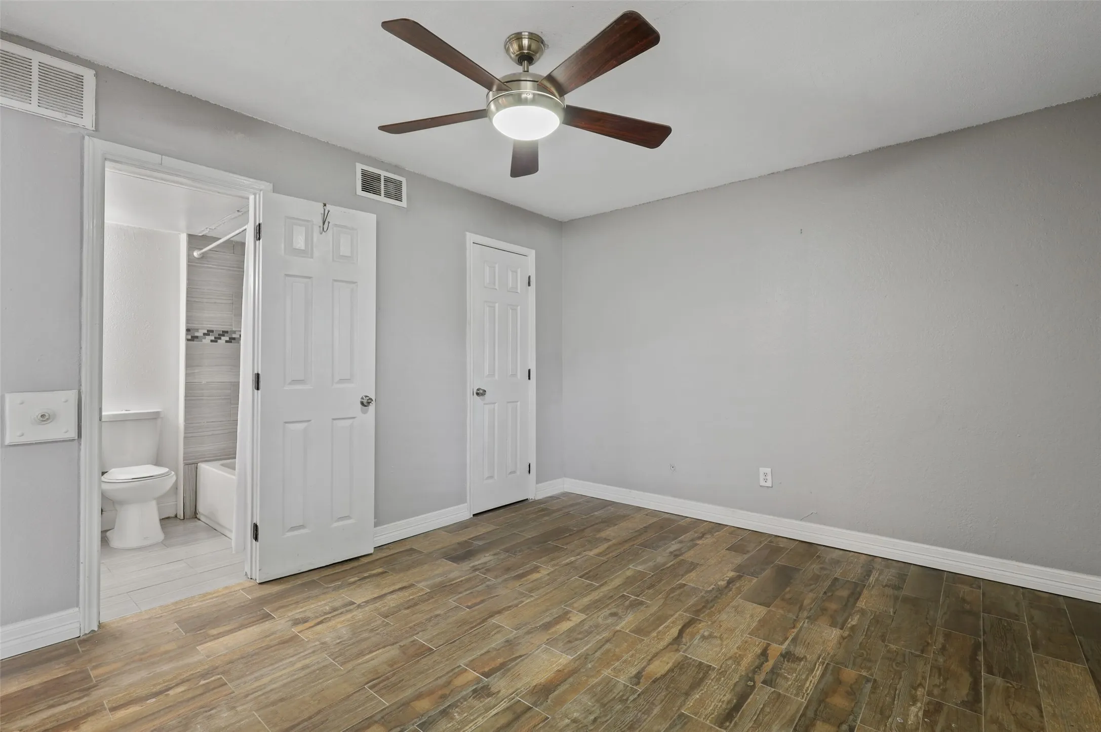 Condominium For Sale in Tarrant County , 2312 Balsam Drive A105, Arlington, Texas 76006, 2 Bedroom, 1 Bathroom, Garage spaces, 808 Sqft, built in 1980, mls#21406963, Real Estate Agent in Arlington, Homes For Sale in Tarrant county, Homes For Sale in Arlington, Realtor in Arlington Texas, Real Estate Brokerage Independent Realty Texas, Luminita Cordes Realtor