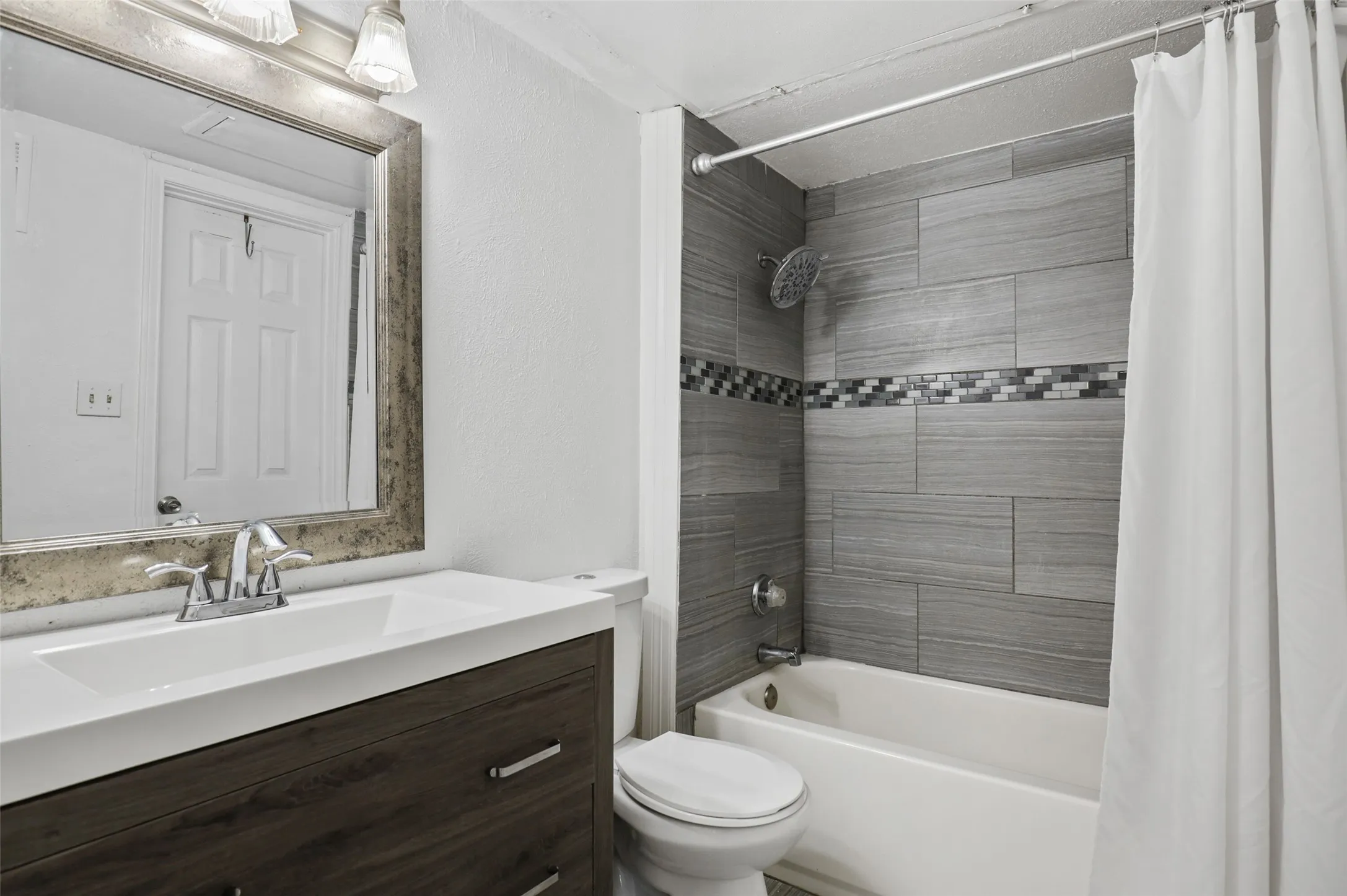 Condominium For Sale in Tarrant County , 2312 Balsam Drive A105, Arlington, Texas 76006, 2 Bedroom, 1 Bathroom, Garage spaces, 808 Sqft, built in 1980, mls#21406963, Real Estate Agent in Arlington, Homes For Sale in Tarrant county, Homes For Sale in Arlington, Realtor in Arlington Texas, Real Estate Brokerage Independent Realty Texas, Luminita Cordes Realtor