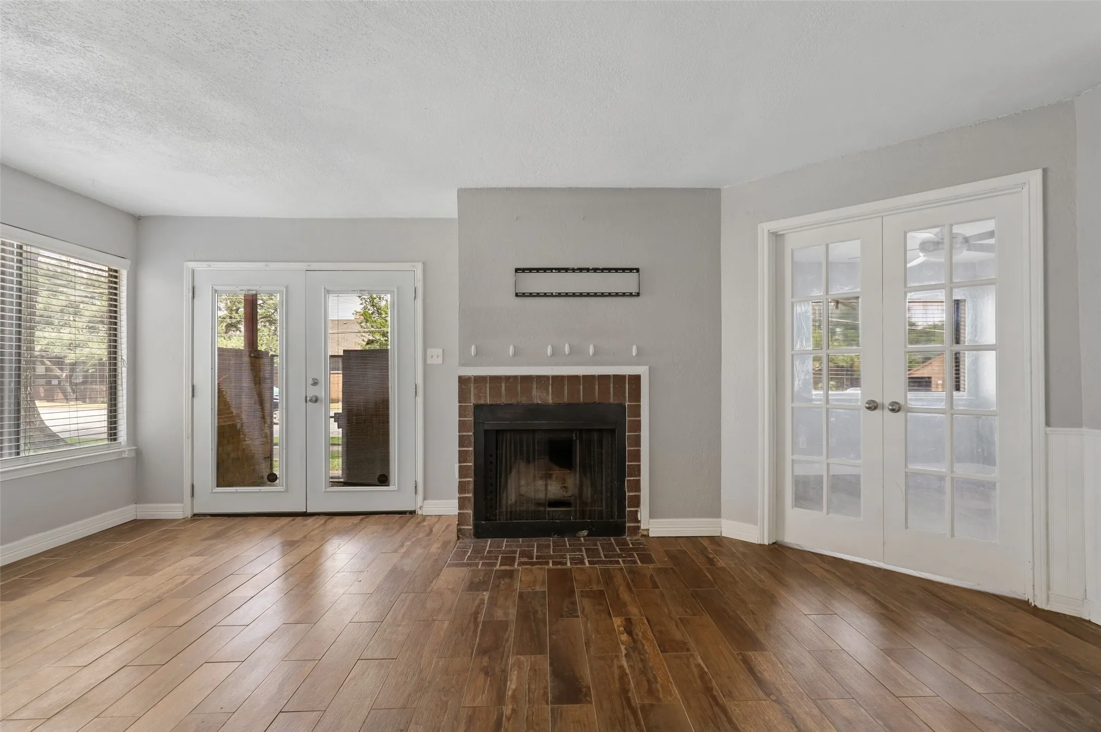 Condominium For Sale in Tarrant County , 2312 Balsam Drive A105, Arlington, Texas 76006, 2 Bedroom, 1 Bathroom, Garage spaces, 808 Sqft, built in 1980, mls#21406963, Real Estate Agent in Arlington, Homes For Sale in Tarrant county, Homes For Sale in Arlington, Realtor in Arlington Texas, Real Estate Brokerage Independent Realty Texas, Luminita Cordes Realtor