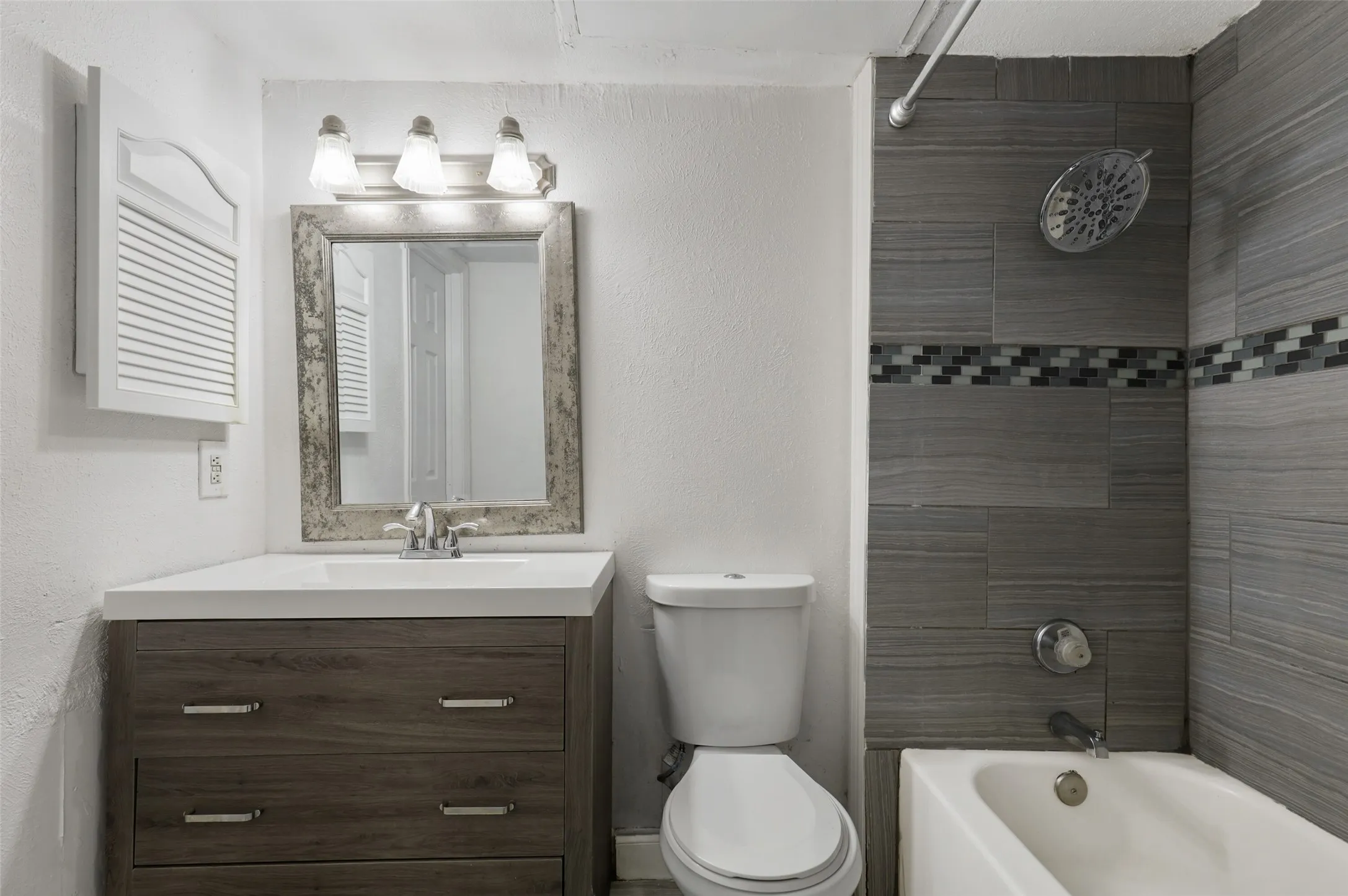 Condominium For Sale in Tarrant County , 2312 Balsam Drive A105, Arlington, Texas 76006, 2 Bedroom, 1 Bathroom, Garage spaces, 808 Sqft, built in 1980, mls#21406963, Real Estate Agent in Arlington, Homes For Sale in Tarrant county, Homes For Sale in Arlington, Realtor in Arlington Texas, Real Estate Brokerage Independent Realty Texas, Luminita Cordes Realtor