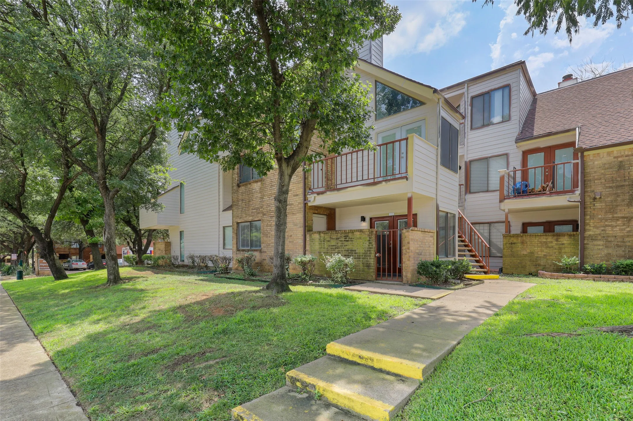 Condominium For Sale in Tarrant County , 2312 Balsam Drive A105, Arlington, Texas 76006, 2 Bedroom, 1 Bathroom, Garage spaces, 808 Sqft, built in 1980, mls#21406963, Real Estate Agent in Arlington, Homes For Sale in Tarrant county, Homes For Sale in Arlington, Realtor in Arlington Texas, Real Estate Brokerage Independent Realty Texas, Luminita Cordes Realtor