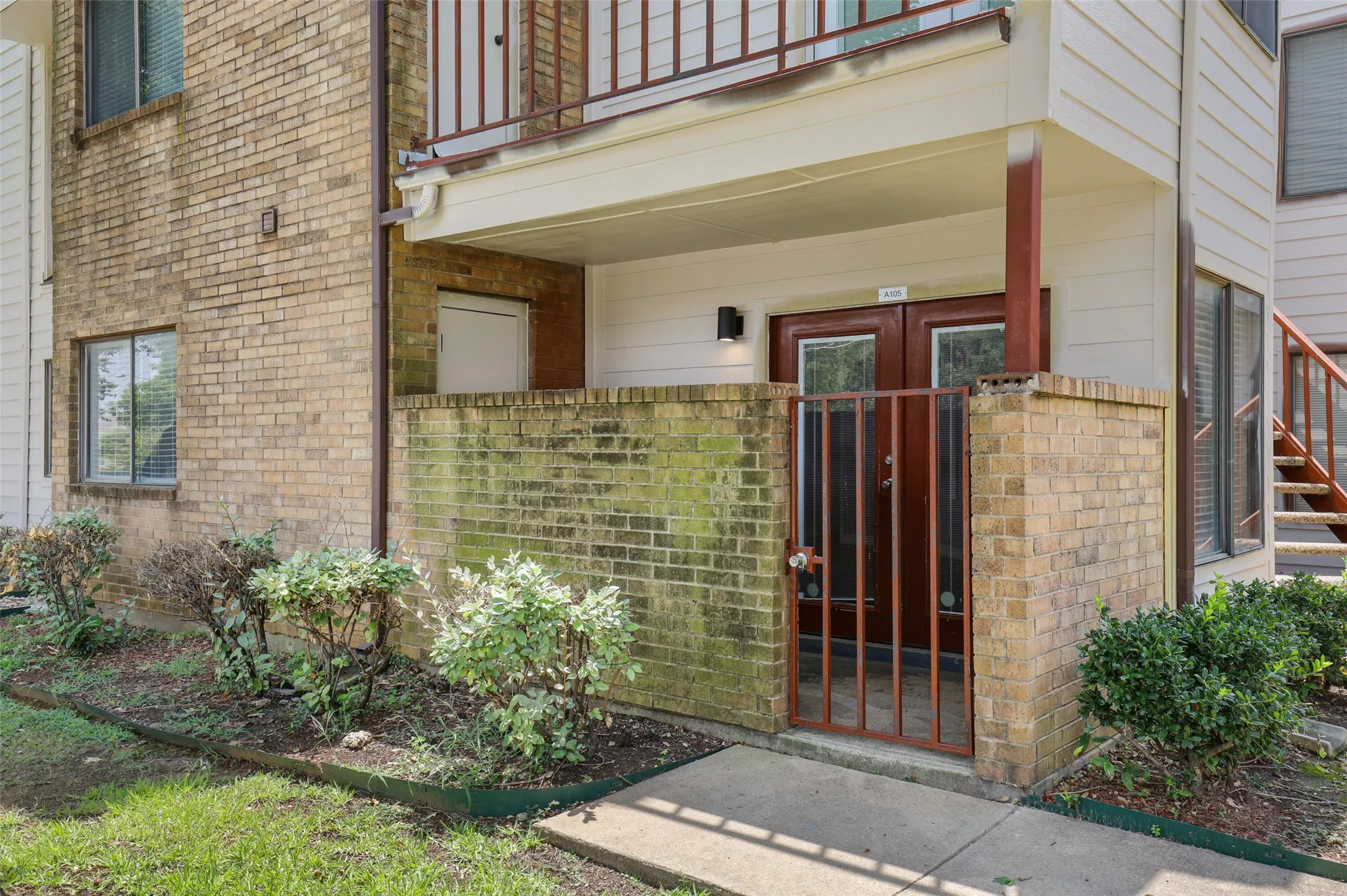 Condominium For Sale in Tarrant County , 2312 Balsam Drive A105, Arlington, Texas 76006, 2 Bedroom, 1 Bathroom, Garage spaces, 808 Sqft, built in 1980, mls#21406963, Real Estate Agent in Arlington, Homes For Sale in Tarrant county, Homes For Sale in Arlington, Realtor in Arlington Texas, Real Estate Brokerage Independent Realty Texas, Luminita Cordes Realtor