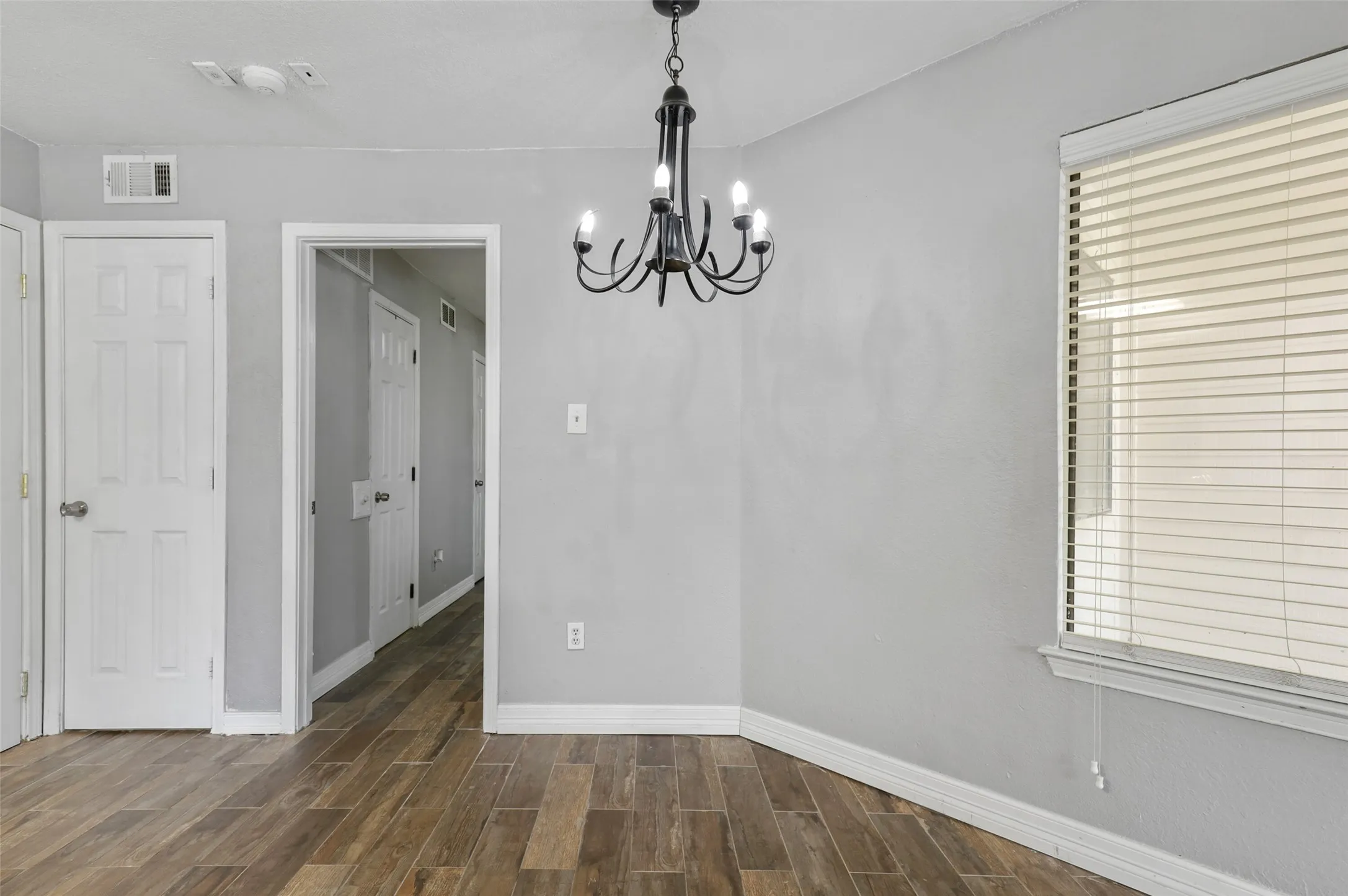 Condominium For Sale in Tarrant County , 2312 Balsam Drive A105, Arlington, Texas 76006, 2 Bedroom, 1 Bathroom, Garage spaces, 808 Sqft, built in 1980, mls#21406963, Real Estate Agent in Arlington, Homes For Sale in Tarrant county, Homes For Sale in Arlington, Realtor in Arlington Texas, Real Estate Brokerage Independent Realty Texas, Luminita Cordes Realtor