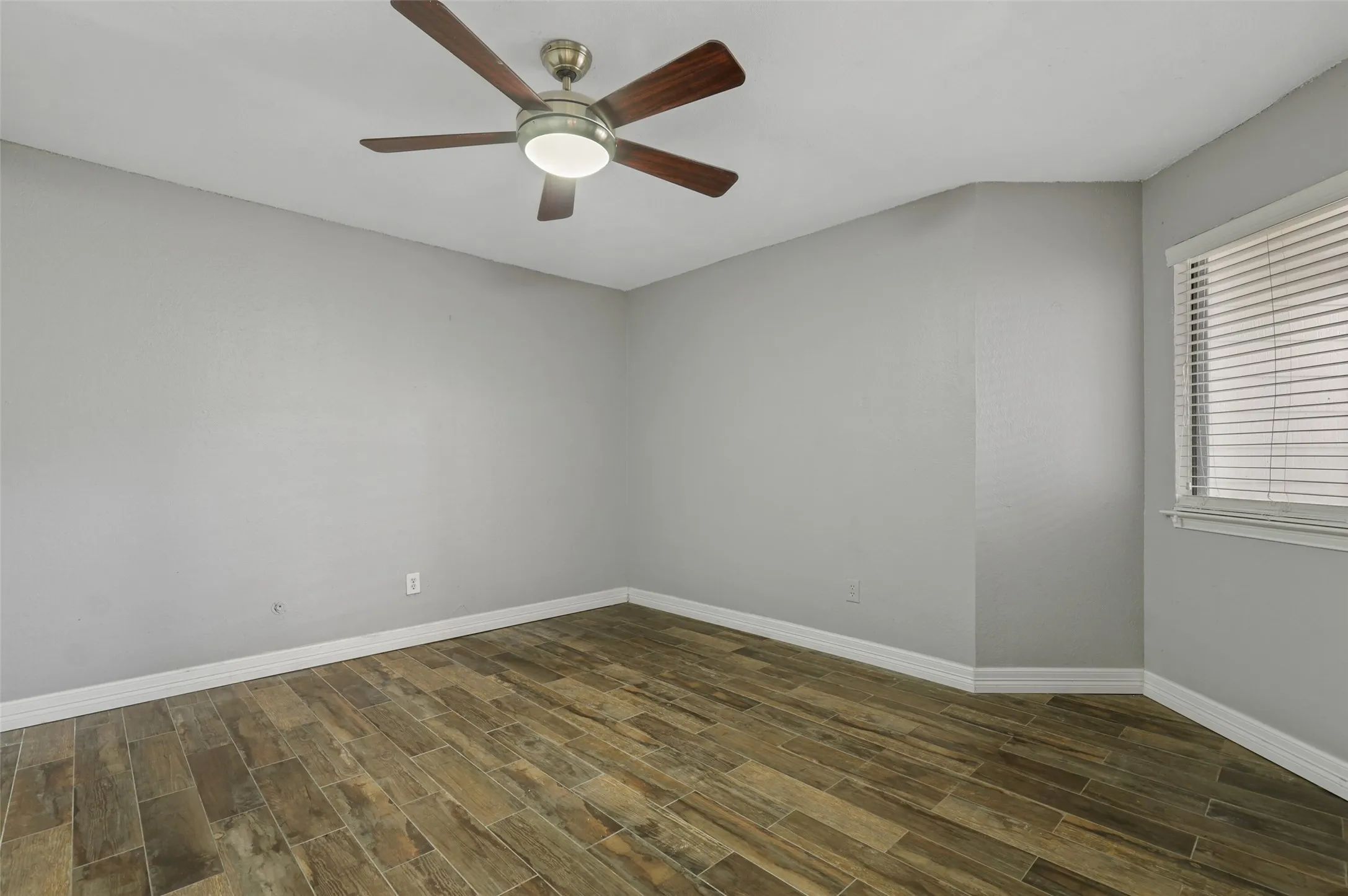 Condominium For Sale in Tarrant County , 2312 Balsam Drive A105, Arlington, Texas 76006, 2 Bedroom, 1 Bathroom, Garage spaces, 808 Sqft, built in 1980, mls#21406963, Real Estate Agent in Arlington, Homes For Sale in Tarrant county, Homes For Sale in Arlington, Realtor in Arlington Texas, Real Estate Brokerage Independent Realty Texas, Luminita Cordes Realtor