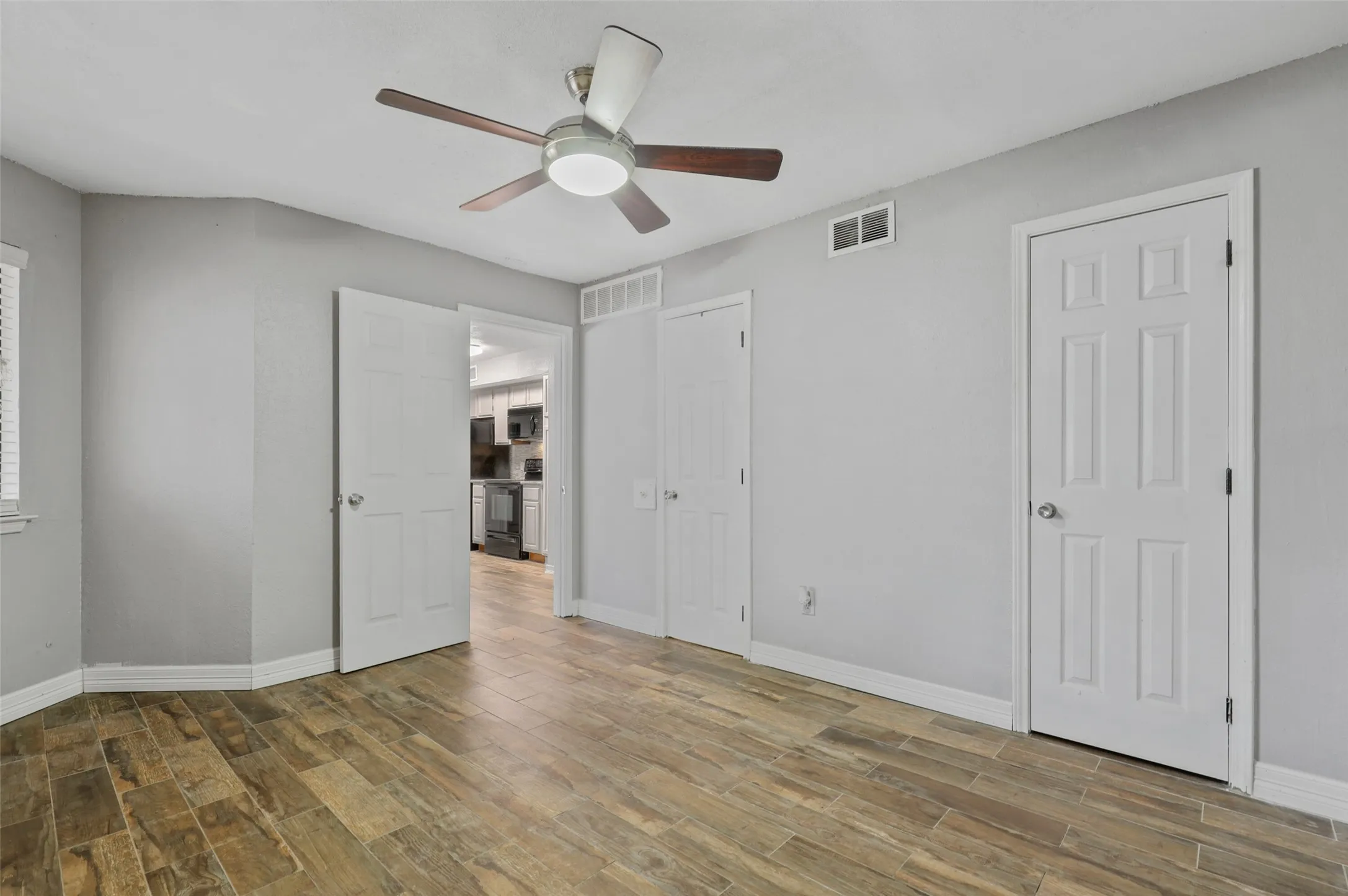 Condominium For Sale in Tarrant County , 2312 Balsam Drive A105, Arlington, Texas 76006, 2 Bedroom, 1 Bathroom, Garage spaces, 808 Sqft, built in 1980, mls#21406963, Real Estate Agent in Arlington, Homes For Sale in Tarrant county, Homes For Sale in Arlington, Realtor in Arlington Texas, Real Estate Brokerage Independent Realty Texas, Luminita Cordes Realtor