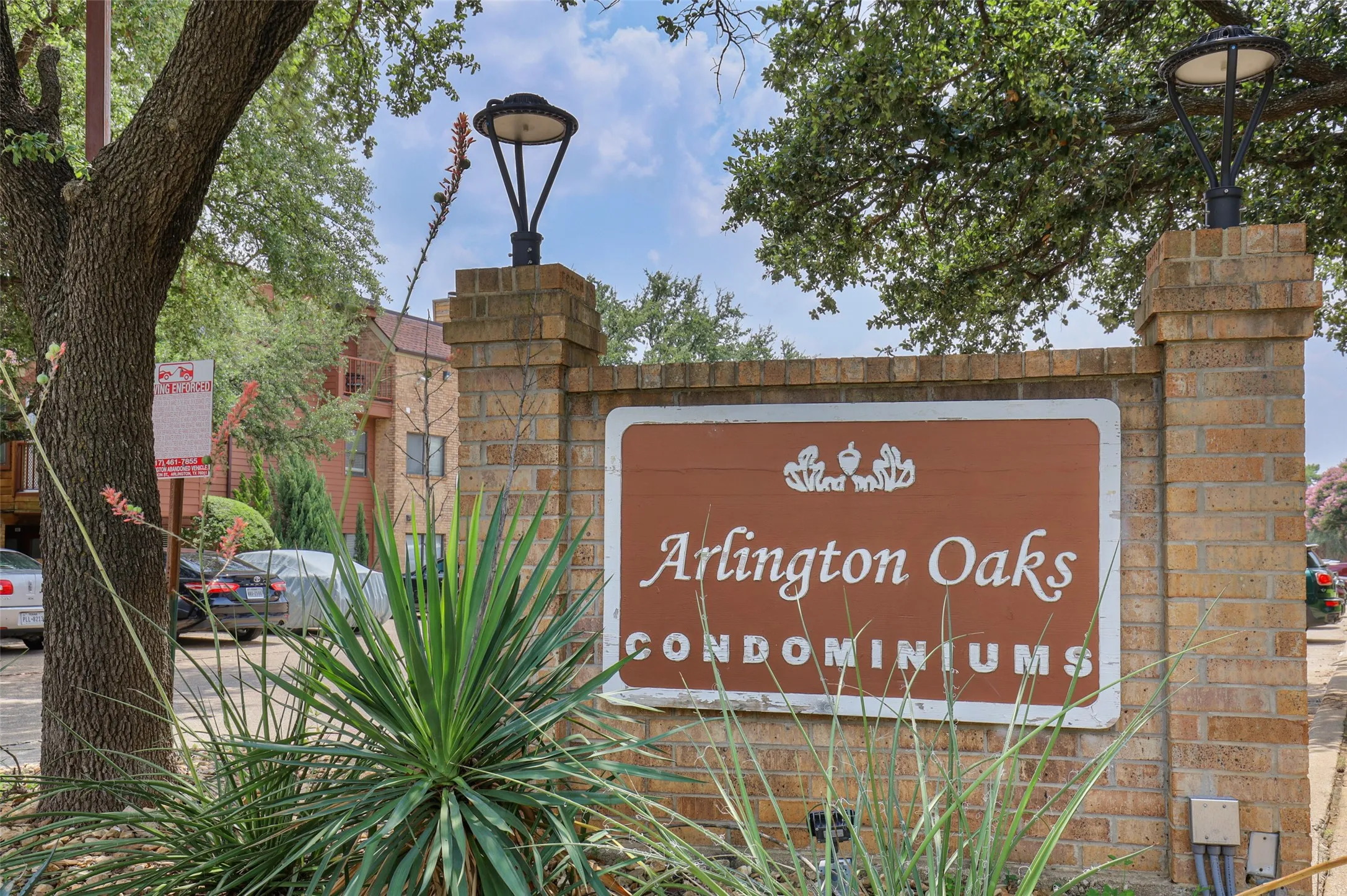 Condominium For Sale in Tarrant County , 2312 Balsam Drive A105, Arlington, Texas 76006, 2 Bedroom, 1 Bathroom, Garage spaces, 808 Sqft, built in 1980, mls#21406963, Real Estate Agent in Arlington, Homes For Sale in Tarrant county, Homes For Sale in Arlington, Realtor in Arlington Texas, Real Estate Brokerage Independent Realty Texas, Luminita Cordes Realtor