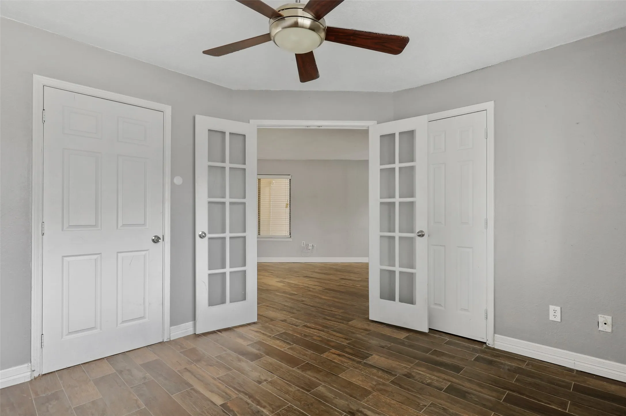 Condominium For Sale in Tarrant County , 2312 Balsam Drive A105, Arlington, Texas 76006, 2 Bedroom, 1 Bathroom, Garage spaces, 808 Sqft, built in 1980, mls#21406963, Real Estate Agent in Arlington, Homes For Sale in Tarrant county, Homes For Sale in Arlington, Realtor in Arlington Texas, Real Estate Brokerage Independent Realty Texas, Luminita Cordes Realtor