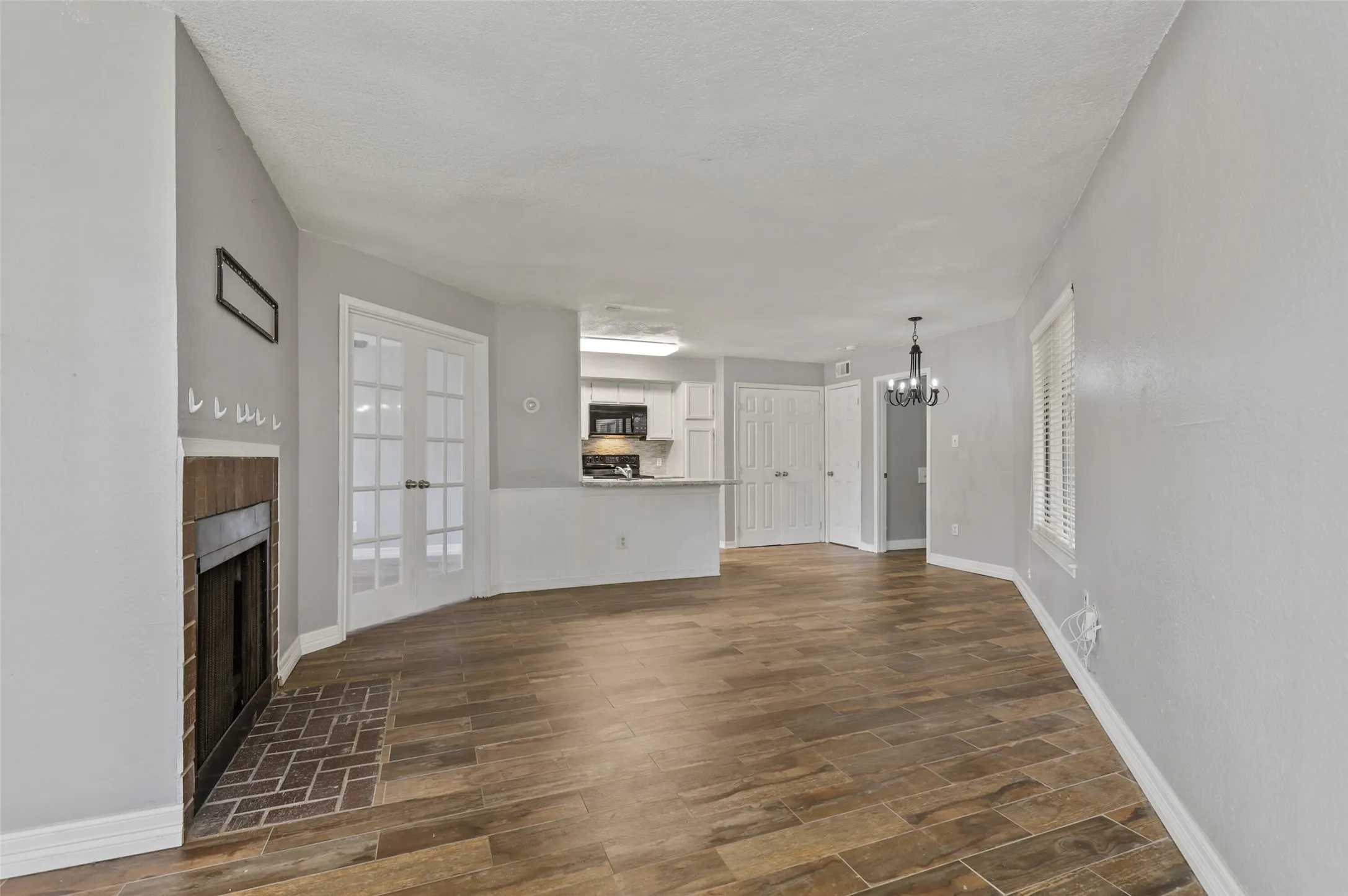 Condominium For Sale in Tarrant County , 2312 Balsam Drive A105, Arlington, Texas 76006, 2 Bedroom, 1 Bathroom, Garage spaces, 808 Sqft, built in 1980, mls#21406963, Real Estate Agent in Arlington, Homes For Sale in Tarrant county, Homes For Sale in Arlington, Realtor in Arlington Texas, Real Estate Brokerage Independent Realty Texas, Luminita Cordes Realtor