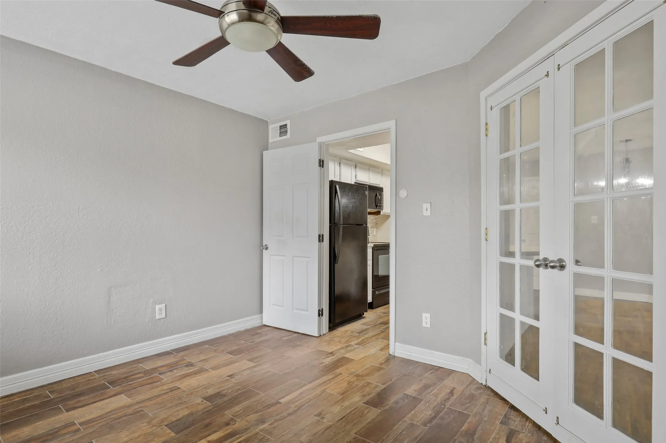 Condominium For Sale in Tarrant County , 2312 Balsam Drive A105, Arlington, Texas 76006, 2 Bedroom, 1 Bathroom, Garage spaces, 808 Sqft, built in 1980, mls#21406963, Real Estate Agent in Arlington, Homes For Sale in Tarrant county, Homes For Sale in Arlington, Realtor in Arlington Texas, Real Estate Brokerage Independent Realty Texas, Luminita Cordes Realtor
