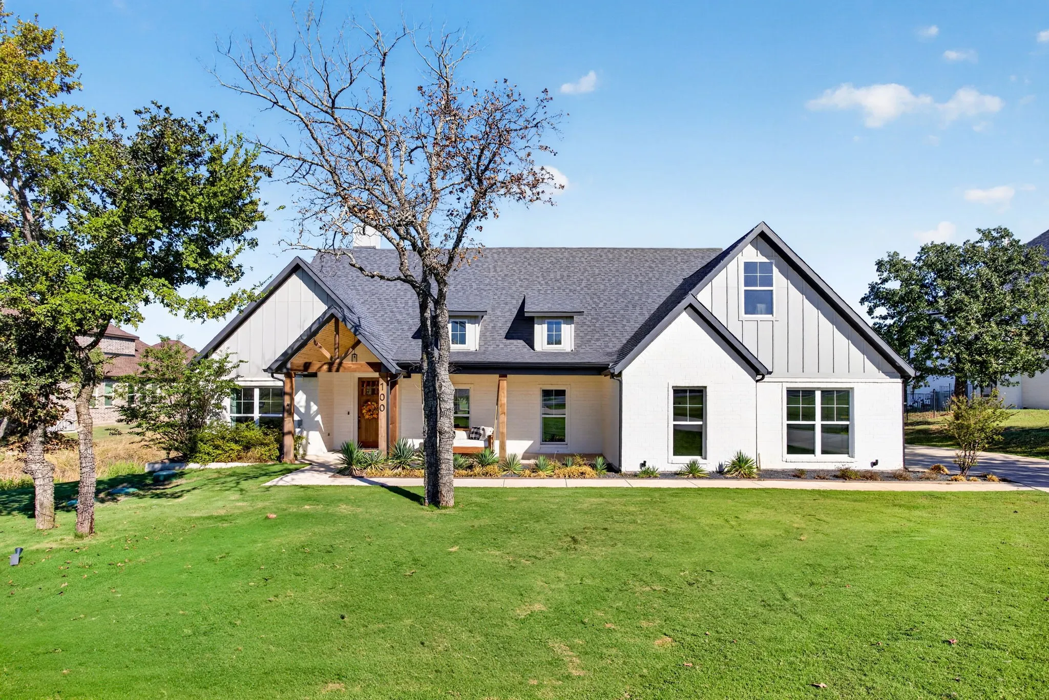Single Family Residence For Sale in Parker County , 100 Fairway View Court, Lipan, Texas 76462, 4 Bedroom, 4 Bathroom, 4 Garage spaces, 3,105 Sqft, built in 2022, mls#21407150, Real Estate Agent in Lipan, Homes For Sale in Parker county, Homes For Sale in Lipan, Realtor in Lipan Texas, Real Estate Brokerage Independent Realty Texas, Luminita Cordes Realtor