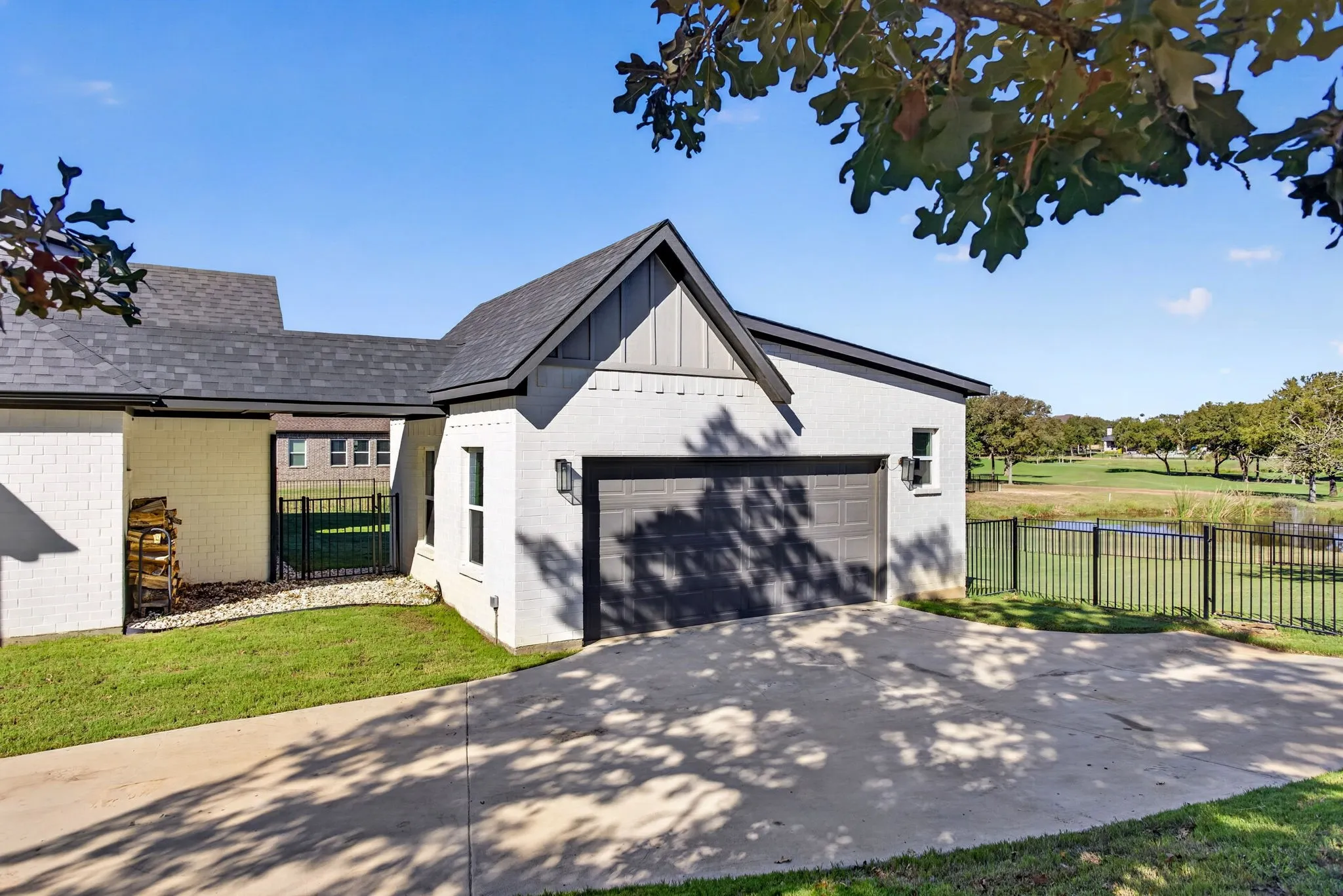 Single Family Residence For Sale in Parker County , 100 Fairway View Court, Lipan, Texas 76462, 4 Bedroom, 4 Bathroom, 4 Garage spaces, 3,105 Sqft, built in 2022, mls#21407150, Real Estate Agent in Lipan, Homes For Sale in Parker county, Homes For Sale in Lipan, Realtor in Lipan Texas, Real Estate Brokerage Independent Realty Texas, Luminita Cordes Realtor
