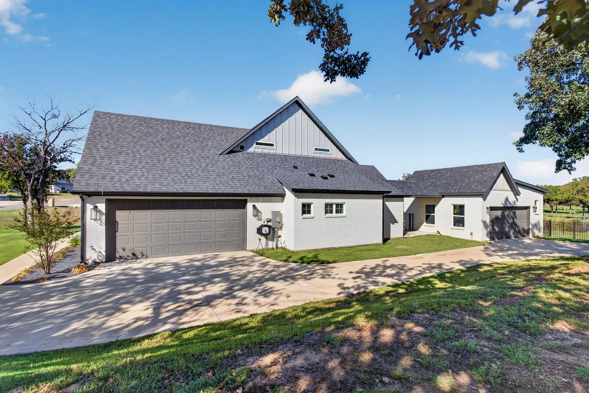 Single Family Residence For Sale in Parker County , 100 Fairway View Court, Lipan, Texas 76462, 4 Bedroom, 4 Bathroom, 4 Garage spaces, 3,105 Sqft, built in 2022, mls#21407150, Real Estate Agent in Lipan, Homes For Sale in Parker county, Homes For Sale in Lipan, Realtor in Lipan Texas, Real Estate Brokerage Independent Realty Texas, Luminita Cordes Realtor