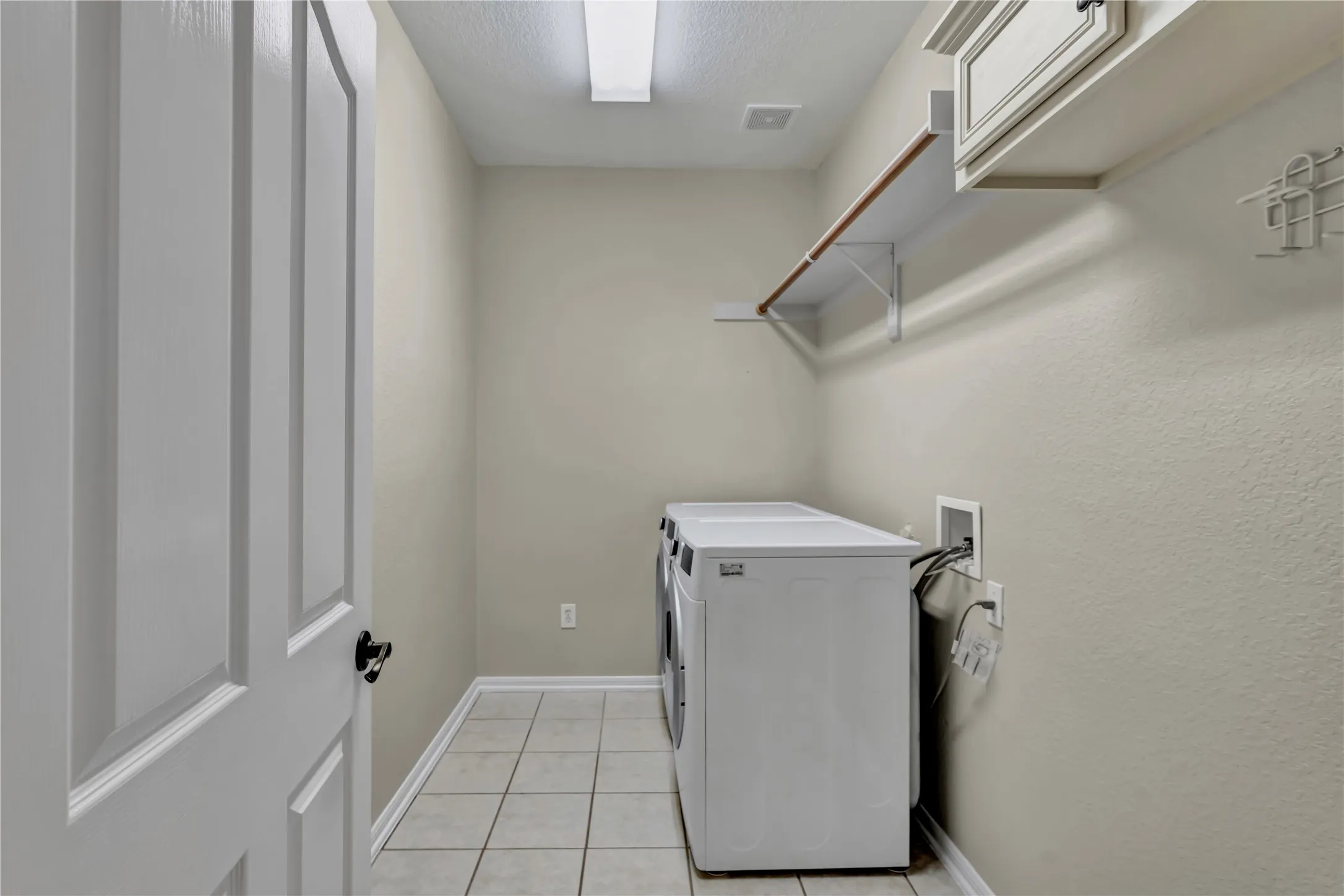 Single Family Residence For Sale in Tarrant County , 1302 Rosebriar Lane, Mansfield, Texas 76063, 3 Bedroom, 2 Bathroom, 3 Garage spaces, 2,441 Sqft, built in 2002, mls#21401155, Real Estate Agent in Mansfield, Homes For Sale in Tarrant county, Homes For Sale in Mansfield, Realtor in Mansfield Texas, Real Estate Brokerage Independent Realty Texas, Luminita Cordes Realtor