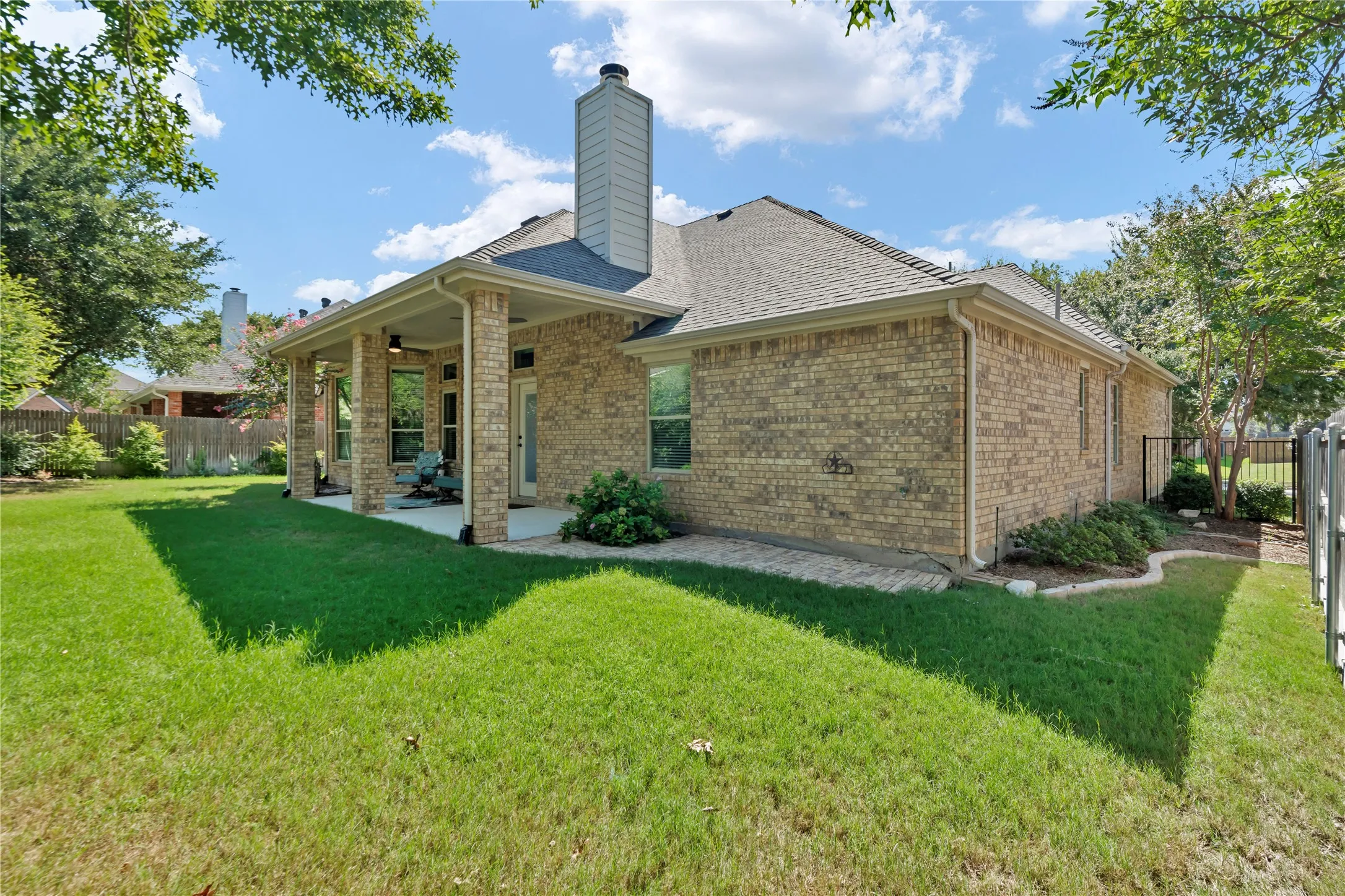 Single Family Residence For Sale in Tarrant County , 1302 Rosebriar Lane, Mansfield, Texas 76063, 3 Bedroom, 2 Bathroom, 3 Garage spaces, 2,441 Sqft, built in 2002, mls#21401155, Real Estate Agent in Mansfield, Homes For Sale in Tarrant county, Homes For Sale in Mansfield, Realtor in Mansfield Texas, Real Estate Brokerage Independent Realty Texas, Luminita Cordes Realtor