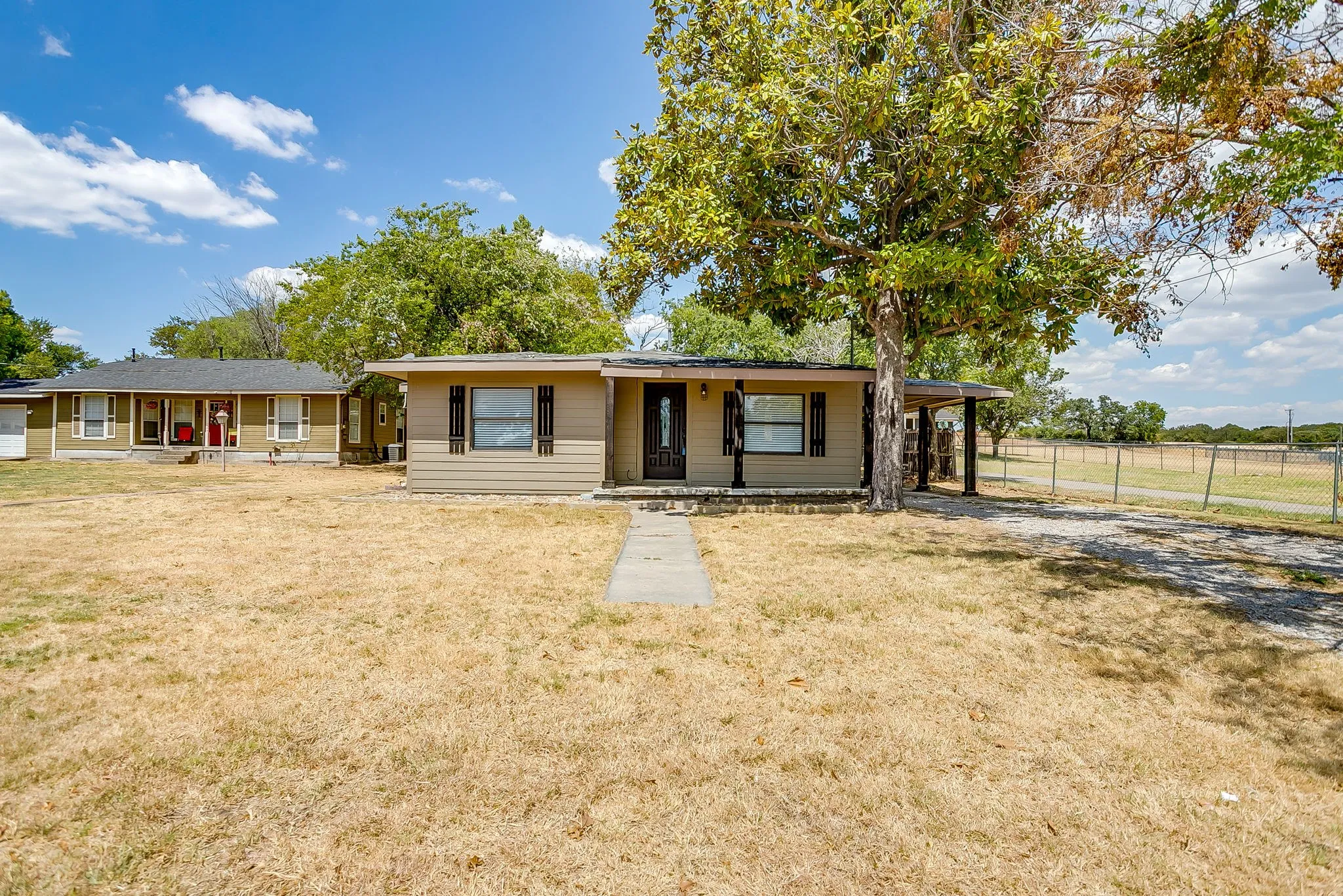 Single Family Residence For Rent in Parker County , 913 Jameson Street, Weatherford, Texas 76086, 2 Bedroom, 1 Bathroom, Garage spaces, 873 Sqft, built in 1950, mls#21407263, Real Estate Agent in Weatherford, Homes For Rent in Parker county, Homes For Rent in Weatherford, Realtor in Weatherford Texas, Real Estate Brokerage Independent Realty Texas, Luminita Cordes Realtor