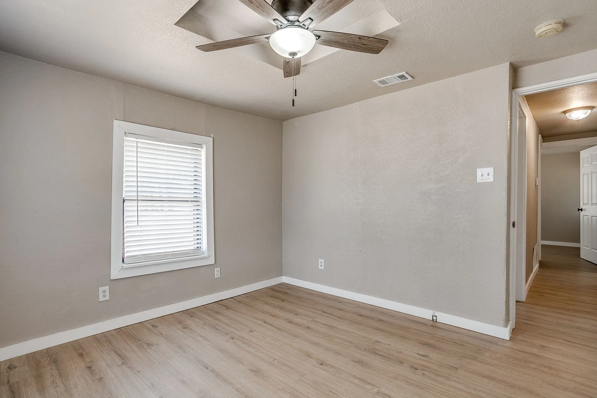 Single Family Residence For Rent in Parker County , 913 Jameson Street, Weatherford, Texas 76086, 2 Bedroom, 1 Bathroom, Garage spaces, 873 Sqft, built in 1950, mls#21407263, Real Estate Agent in Weatherford, Homes For Rent in Parker county, Homes For Rent in Weatherford, Realtor in Weatherford Texas, Real Estate Brokerage Independent Realty Texas, Luminita Cordes Realtor