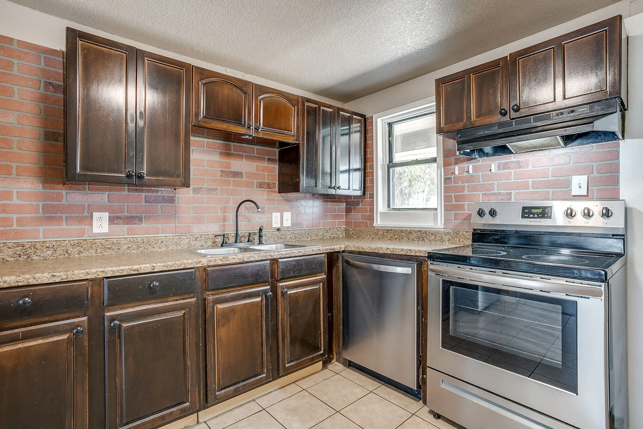 Single Family Residence For Rent in Parker County , 913 Jameson Street, Weatherford, Texas 76086, 2 Bedroom, 1 Bathroom, Garage spaces, 873 Sqft, built in 1950, mls#21407263, Real Estate Agent in Weatherford, Homes For Rent in Parker county, Homes For Rent in Weatherford, Realtor in Weatherford Texas, Real Estate Brokerage Independent Realty Texas, Luminita Cordes Realtor