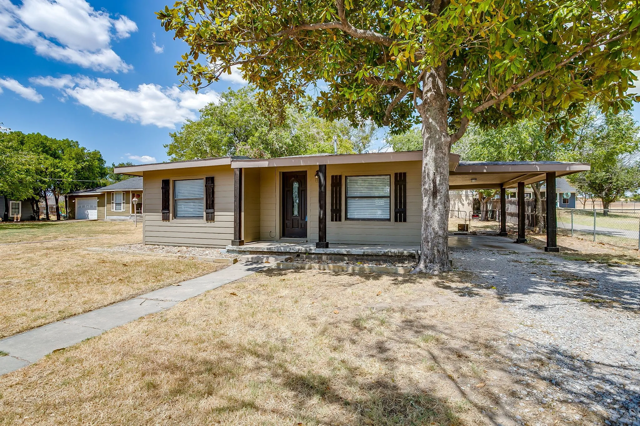 Single Family Residence For Rent in Parker County , 913 Jameson Street, Weatherford, Texas 76086, 2 Bedroom, 1 Bathroom, Garage spaces, 873 Sqft, built in 1950, mls#21407263, Real Estate Agent in Weatherford, Homes For Rent in Parker county, Homes For Rent in Weatherford, Realtor in Weatherford Texas, Real Estate Brokerage Independent Realty Texas, Luminita Cordes Realtor