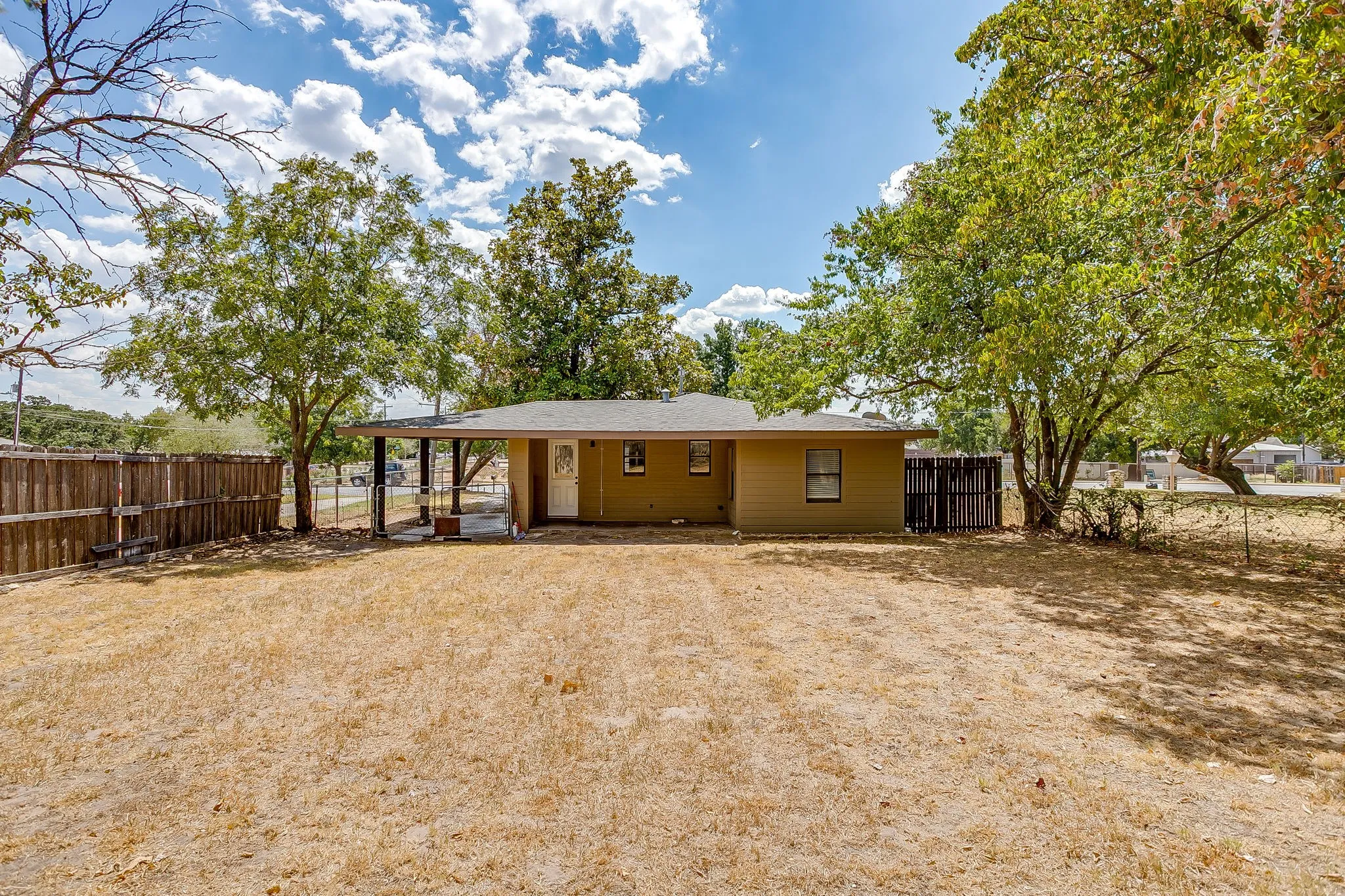 Single Family Residence For Rent in Parker County , 913 Jameson Street, Weatherford, Texas 76086, 2 Bedroom, 1 Bathroom, Garage spaces, 873 Sqft, built in 1950, mls#21407263, Real Estate Agent in Weatherford, Homes For Rent in Parker county, Homes For Rent in Weatherford, Realtor in Weatherford Texas, Real Estate Brokerage Independent Realty Texas, Luminita Cordes Realtor