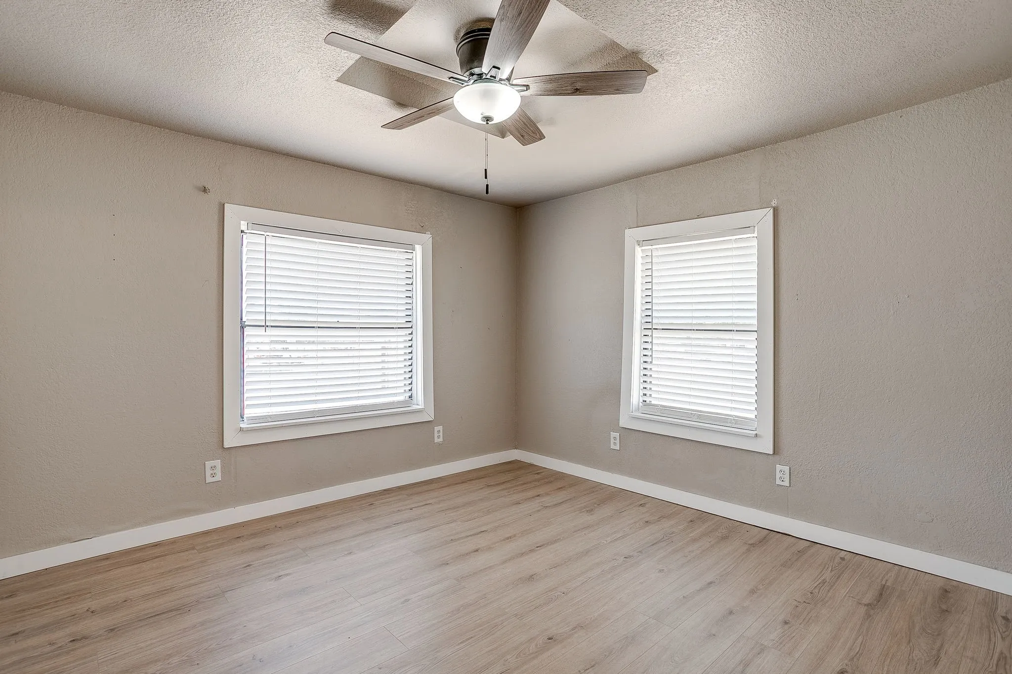 Single Family Residence For Rent in Parker County , 913 Jameson Street, Weatherford, Texas 76086, 2 Bedroom, 1 Bathroom, Garage spaces, 873 Sqft, built in 1950, mls#21407263, Real Estate Agent in Weatherford, Homes For Rent in Parker county, Homes For Rent in Weatherford, Realtor in Weatherford Texas, Real Estate Brokerage Independent Realty Texas, Luminita Cordes Realtor