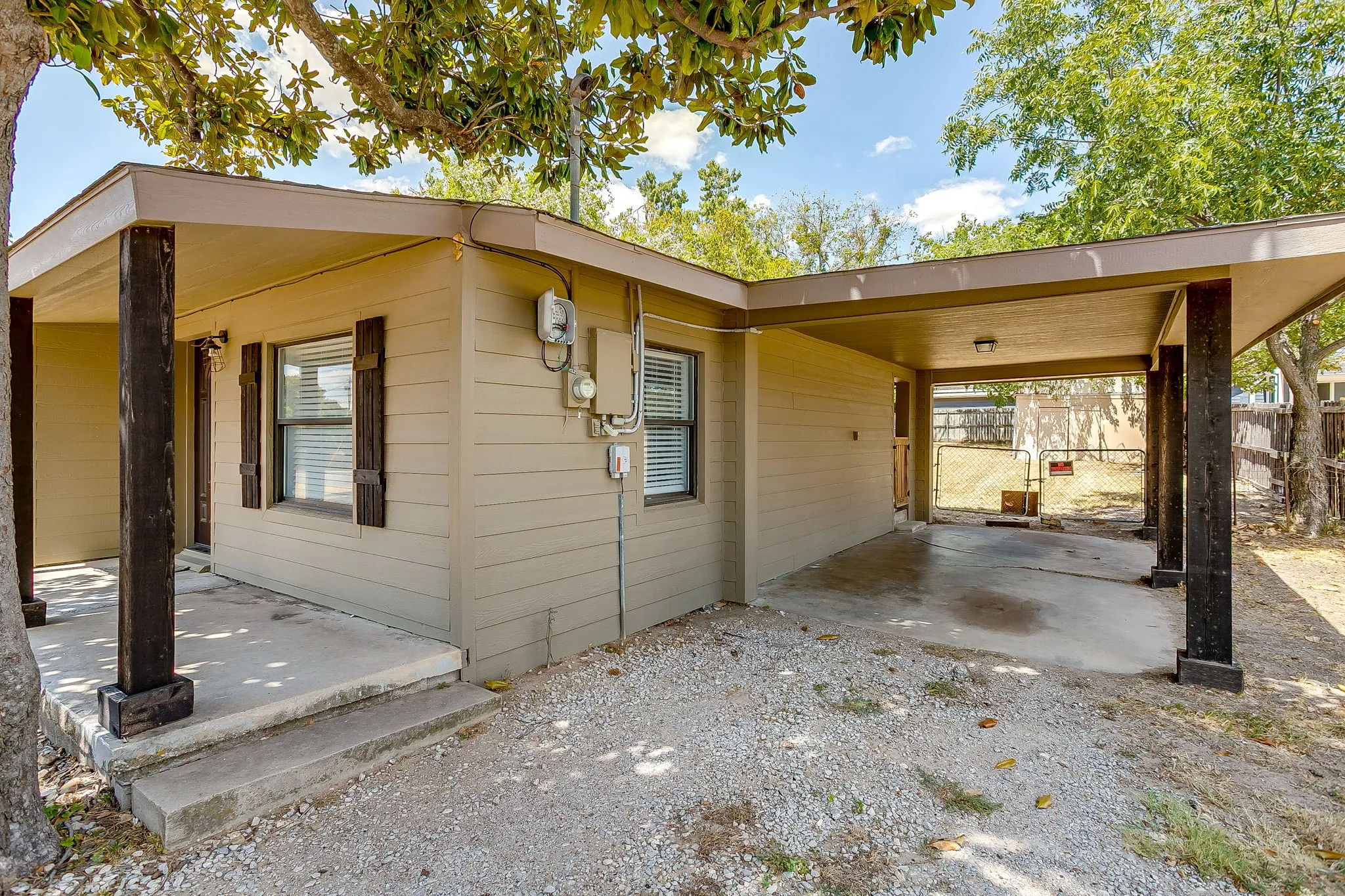 Single Family Residence For Rent in Parker County , 913 Jameson Street, Weatherford, Texas 76086, 2 Bedroom, 1 Bathroom, Garage spaces, 873 Sqft, built in 1950, mls#21407263, Real Estate Agent in Weatherford, Homes For Rent in Parker county, Homes For Rent in Weatherford, Realtor in Weatherford Texas, Real Estate Brokerage Independent Realty Texas, Luminita Cordes Realtor