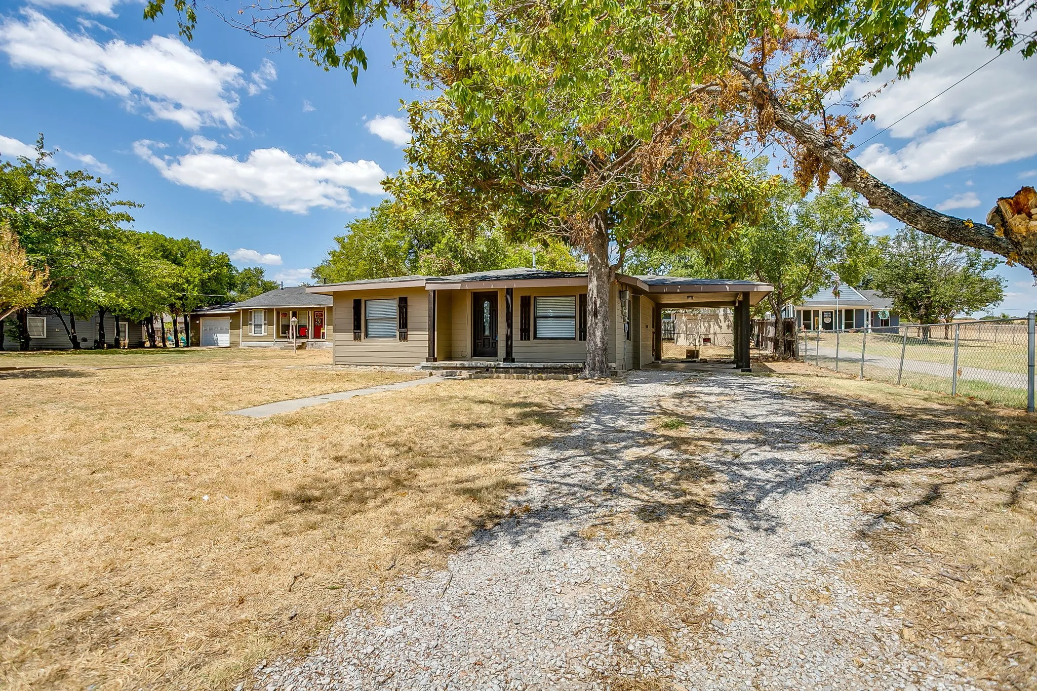 Single Family Residence For Rent in Parker County , 913 Jameson Street, Weatherford, Texas 76086, 2 Bedroom, 1 Bathroom, Garage spaces, 873 Sqft, built in 1950, mls#21407263, Real Estate Agent in Weatherford, Homes For Rent in Parker county, Homes For Rent in Weatherford, Realtor in Weatherford Texas, Real Estate Brokerage Independent Realty Texas, Luminita Cordes Realtor