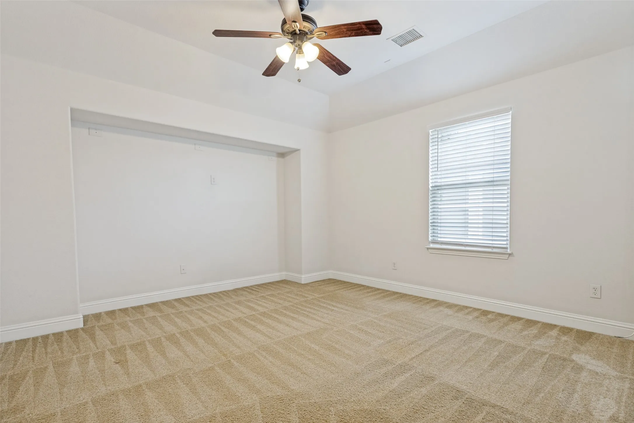 Single Family Residence For Rent in Denton County , 1100 Brendan Drive, Little Elm, Texas 75068, 4 Bedroom, 4 Bathroom, 2 Garage spaces, 2,921 Sqft, built in 2010, mls#21406855, Real Estate Agent in Little Elm, Homes For Rent in Denton county, Homes For Rent in Little Elm, Realtor in Little Elm Texas, Real Estate Brokerage Independent Realty Texas, Luminita Cordes Realtor