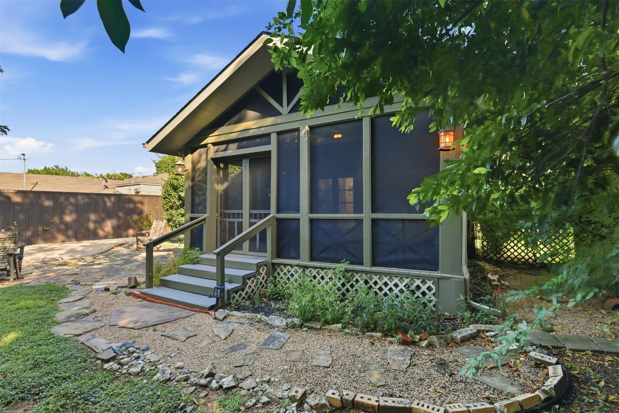 Single Family Residence For Sale in Dallas County , 2307 Lawndale Drive, Dallas, Texas 75211, 3 Bedroom, 1 Bathroom, 2 Garage spaces, 1,348 Sqft, built in 1941, mls#21407256, Real Estate Agent in Dallas, Homes For Sale in Dallas county, Homes For Sale in Dallas, Realtor in Dallas Texas, Real Estate Brokerage Independent Realty Texas, Luminita Cordes Realtor