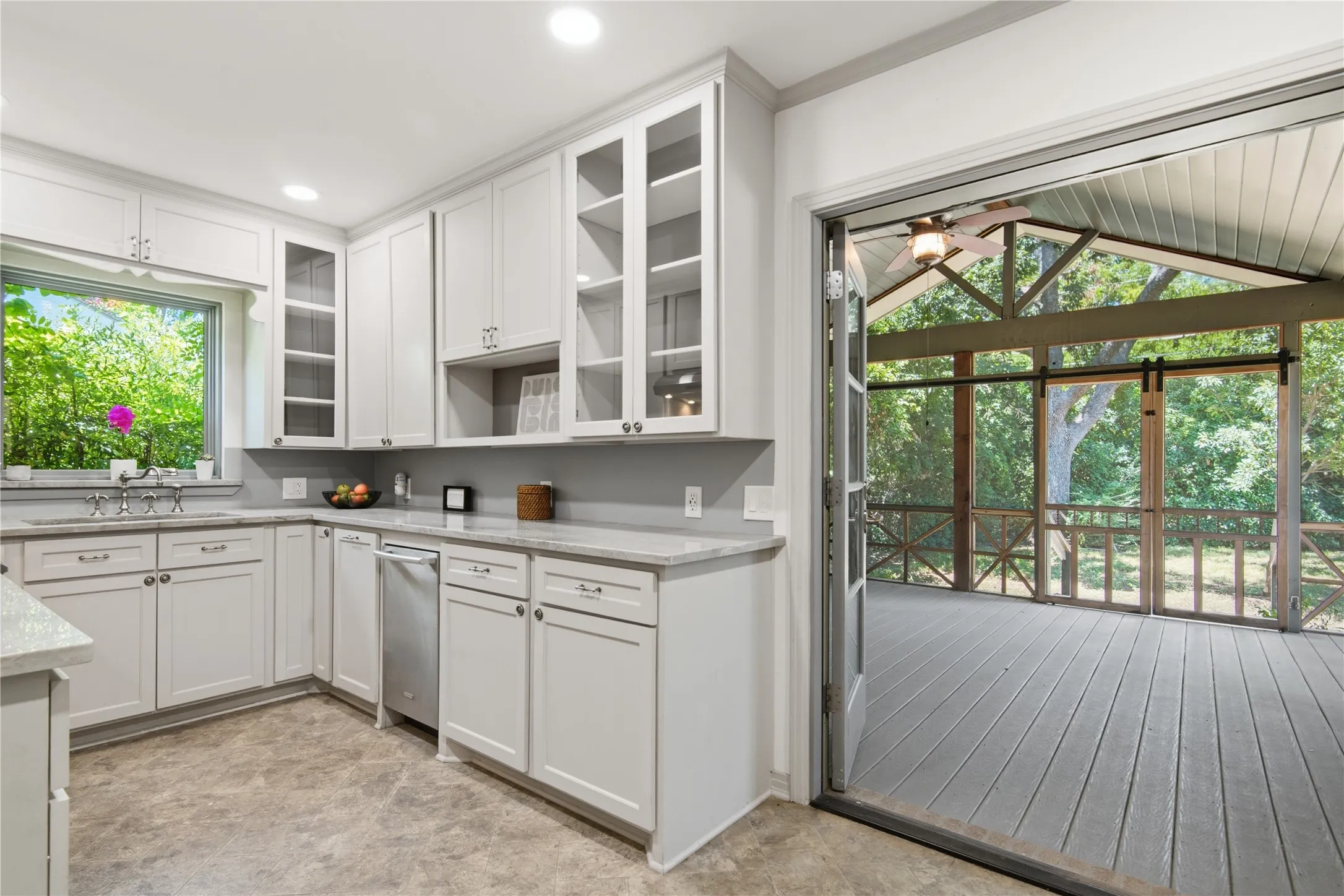 Single Family Residence For Sale in Dallas County , 2307 Lawndale Drive, Dallas, Texas 75211, 3 Bedroom, 1 Bathroom, 2 Garage spaces, 1,348 Sqft, built in 1941, mls#21407256, Real Estate Agent in Dallas, Homes For Sale in Dallas county, Homes For Sale in Dallas, Realtor in Dallas Texas, Real Estate Brokerage Independent Realty Texas, Luminita Cordes Realtor
