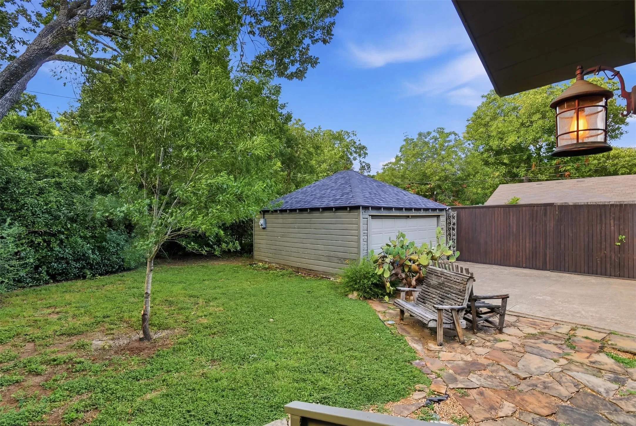 Single Family Residence For Sale in Dallas County , 2307 Lawndale Drive, Dallas, Texas 75211, 3 Bedroom, 1 Bathroom, 2 Garage spaces, 1,348 Sqft, built in 1941, mls#21407256, Real Estate Agent in Dallas, Homes For Sale in Dallas county, Homes For Sale in Dallas, Realtor in Dallas Texas, Real Estate Brokerage Independent Realty Texas, Luminita Cordes Realtor