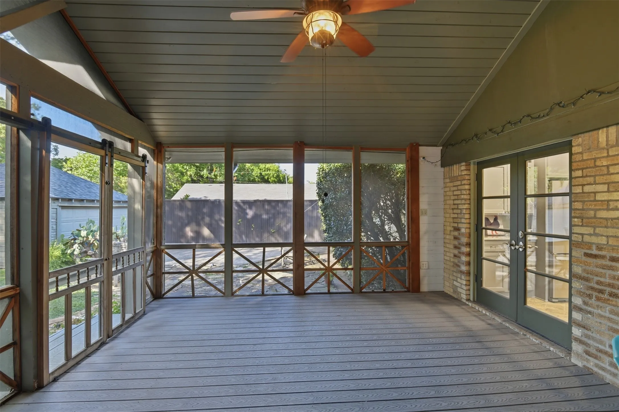 Single Family Residence For Sale in Dallas County , 2307 Lawndale Drive, Dallas, Texas 75211, 3 Bedroom, 1 Bathroom, 2 Garage spaces, 1,348 Sqft, built in 1941, mls#21407256, Real Estate Agent in Dallas, Homes For Sale in Dallas county, Homes For Sale in Dallas, Realtor in Dallas Texas, Real Estate Brokerage Independent Realty Texas, Luminita Cordes Realtor