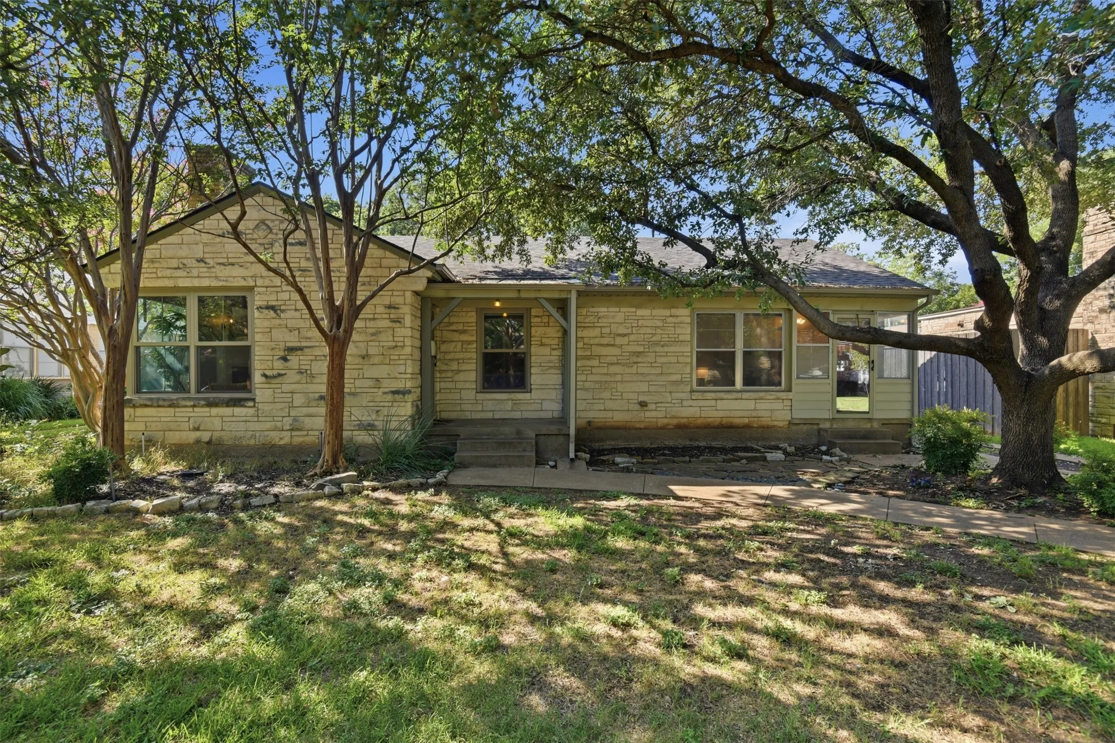 Single Family Residence For Sale in Dallas County , 2307 Lawndale Drive, Dallas, Texas 75211, 3 Bedroom, 1 Bathroom, 2 Garage spaces, 1,348 Sqft, built in 1941, mls#21407256, Real Estate Agent in Dallas, Homes For Sale in Dallas county, Homes For Sale in Dallas, Realtor in Dallas Texas, Real Estate Brokerage Independent Realty Texas, Luminita Cordes Realtor