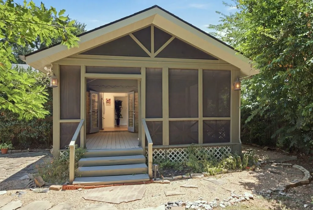 Single Family Residence For Sale in Dallas County , 2307 Lawndale Drive, Dallas, Texas 75211, 3 Bedroom, 1 Bathroom, 2 Garage spaces, 1,348 Sqft, built in 1941, mls#21407256, Real Estate Agent in Dallas, Homes For Sale in Dallas county, Homes For Sale in Dallas, Realtor in Dallas Texas, Real Estate Brokerage Independent Realty Texas, Luminita Cordes Realtor