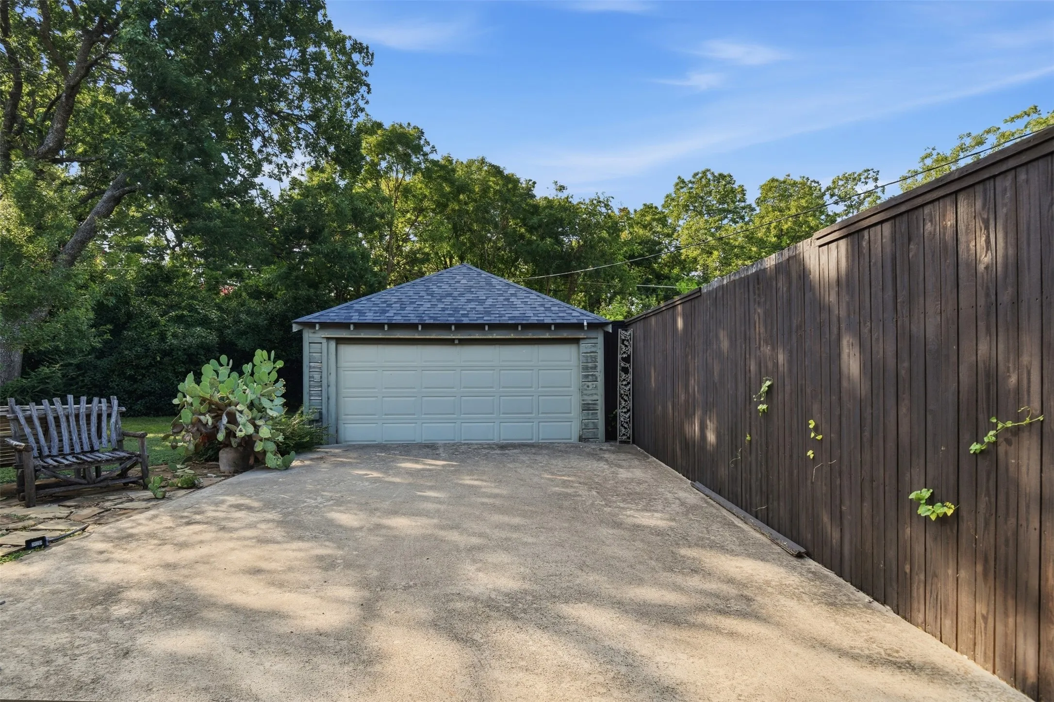Single Family Residence For Sale in Dallas County , 2307 Lawndale Drive, Dallas, Texas 75211, 3 Bedroom, 1 Bathroom, 2 Garage spaces, 1,348 Sqft, built in 1941, mls#21407256, Real Estate Agent in Dallas, Homes For Sale in Dallas county, Homes For Sale in Dallas, Realtor in Dallas Texas, Real Estate Brokerage Independent Realty Texas, Luminita Cordes Realtor