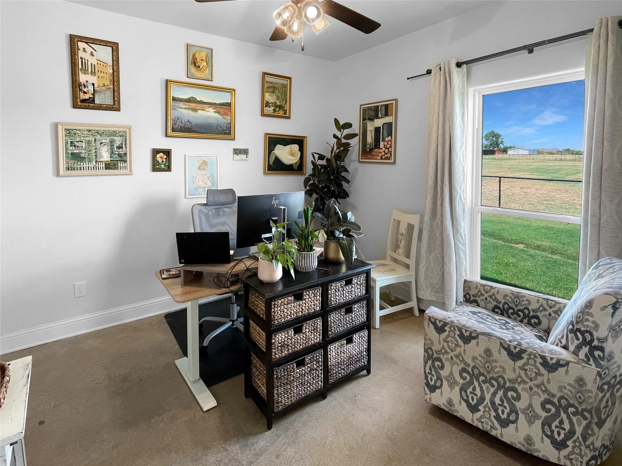 Ceiling fan with integrated lighting