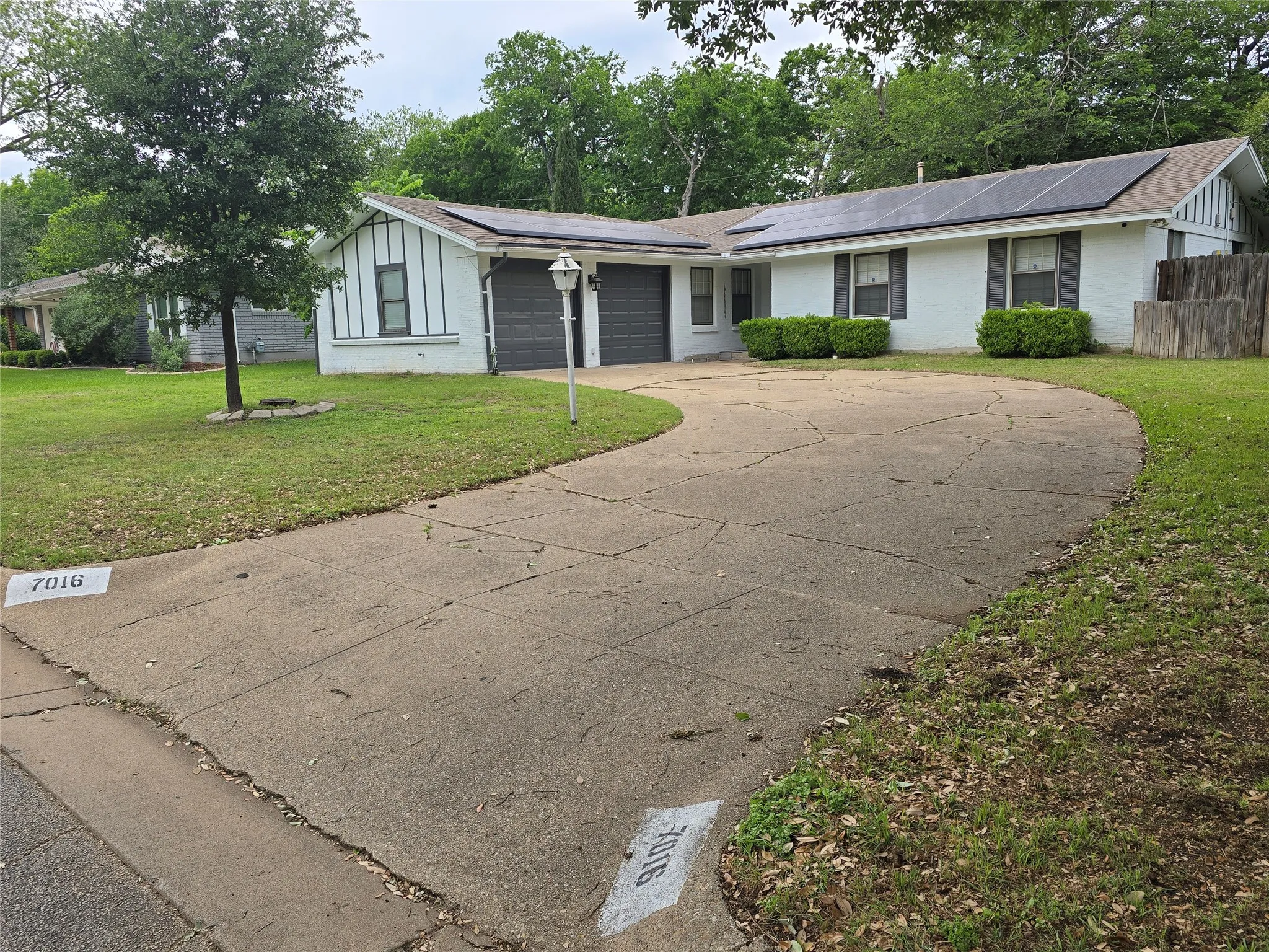 Single Family Residence For Rent in Tarrant County , 7016 Valhalla Road, Fort Worth, Texas 76116, 3 Bedroom, 2 Bathroom, 2 Garage spaces, 1,644 Sqft, built in 1959, mls#21407065, Real Estate Agent in Fort Worth, Homes For Rent in Tarrant county, Homes For Rent in Fort Worth, Realtor in Fort Worth Texas, Real Estate Brokerage Independent Realty Texas, Luminita Cordes Realtor
