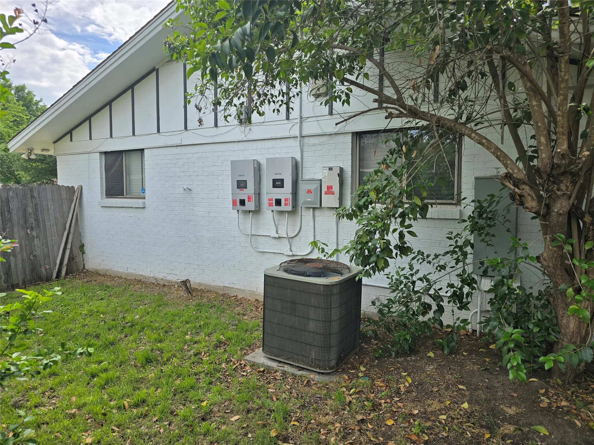 Single Family Residence For Rent in Tarrant County , 7016 Valhalla Road, Fort Worth, Texas 76116, 3 Bedroom, 2 Bathroom, 2 Garage spaces, 1,644 Sqft, built in 1959, mls#21407065, Real Estate Agent in Fort Worth, Homes For Rent in Tarrant county, Homes For Rent in Fort Worth, Realtor in Fort Worth Texas, Real Estate Brokerage Independent Realty Texas, Luminita Cordes Realtor