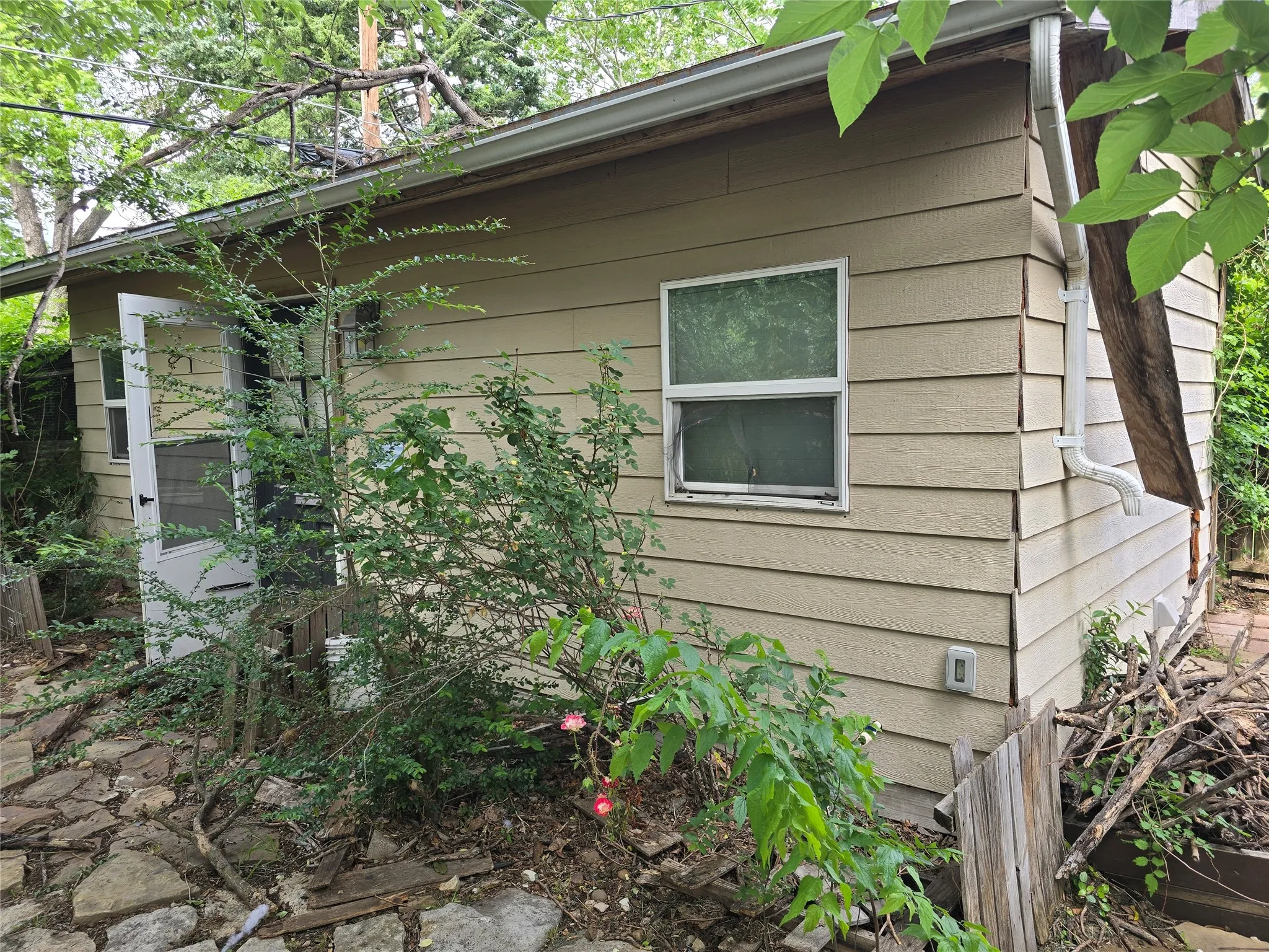 Single Family Residence For Rent in Tarrant County , 7016 Valhalla Road, Fort Worth, Texas 76116, 3 Bedroom, 2 Bathroom, 2 Garage spaces, 1,644 Sqft, built in 1959, mls#21407065, Real Estate Agent in Fort Worth, Homes For Rent in Tarrant county, Homes For Rent in Fort Worth, Realtor in Fort Worth Texas, Real Estate Brokerage Independent Realty Texas, Luminita Cordes Realtor