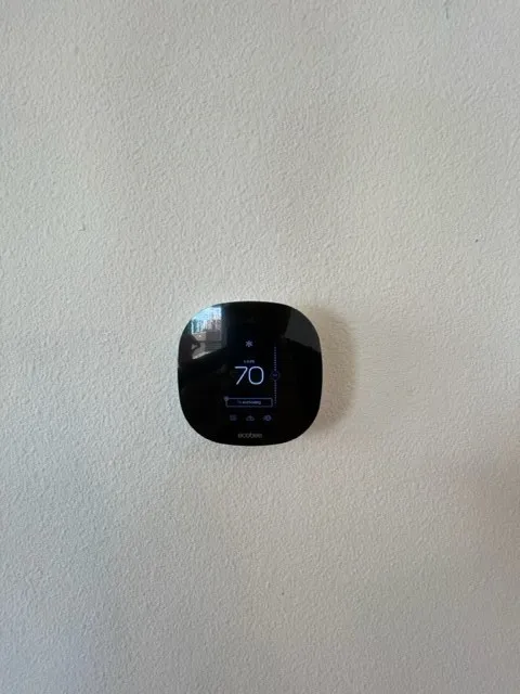 Smart thermostat featuring a digital display