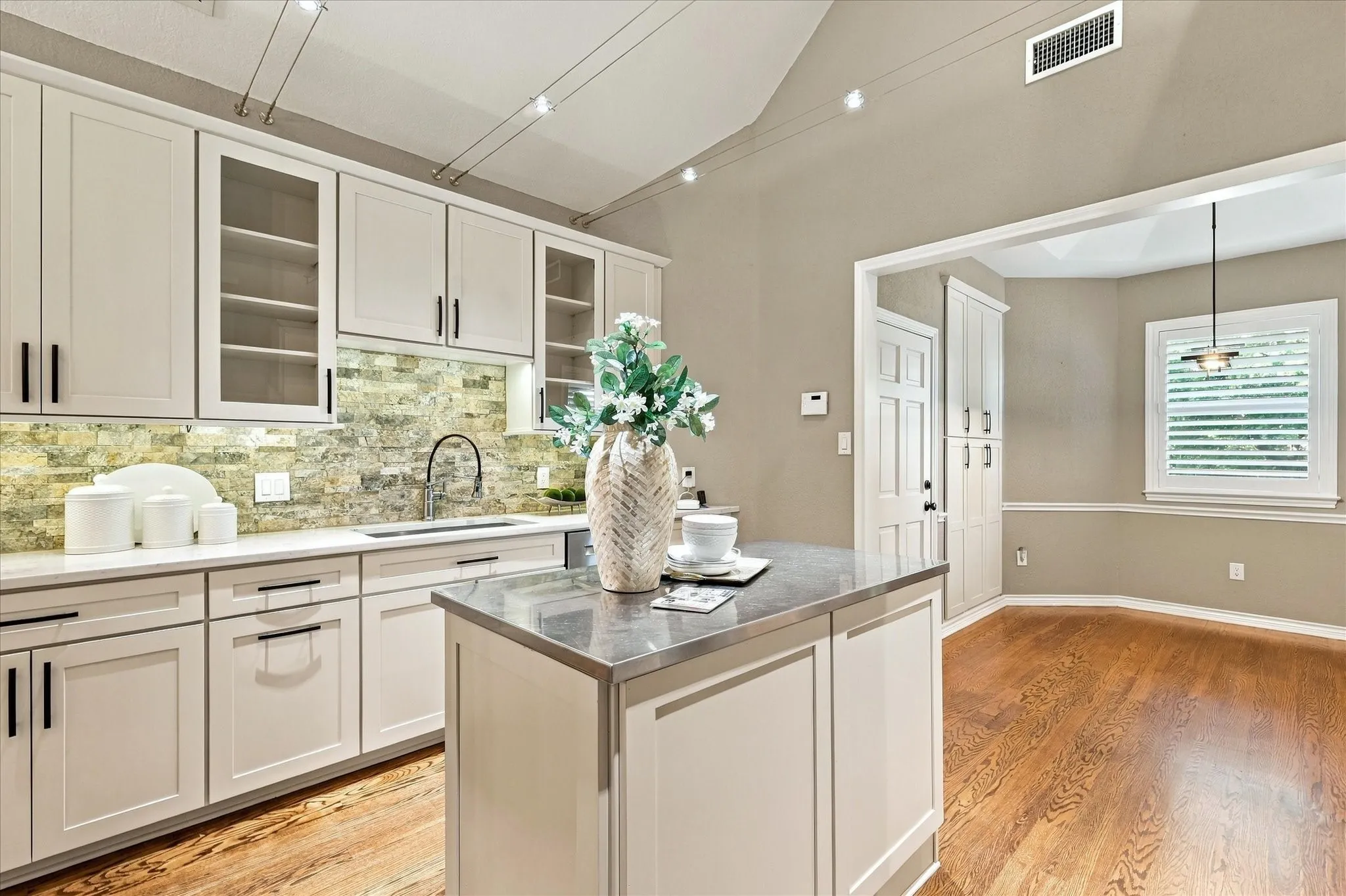 Single Family Residence For Sale in Denton County , 82 Remington Drive W, Highland Village, Texas 75077, 4 Bedroom, 4 Bathroom, 3 Garage spaces, 2,710 Sqft, built in 1986, mls#21390795, Real Estate Agent in Highland Village, Homes For Sale in Denton county, Homes For Sale in Highland Village, Realtor in Highland Village Texas, Real Estate Brokerage Independent Realty Texas, Luminita Cordes Realtor