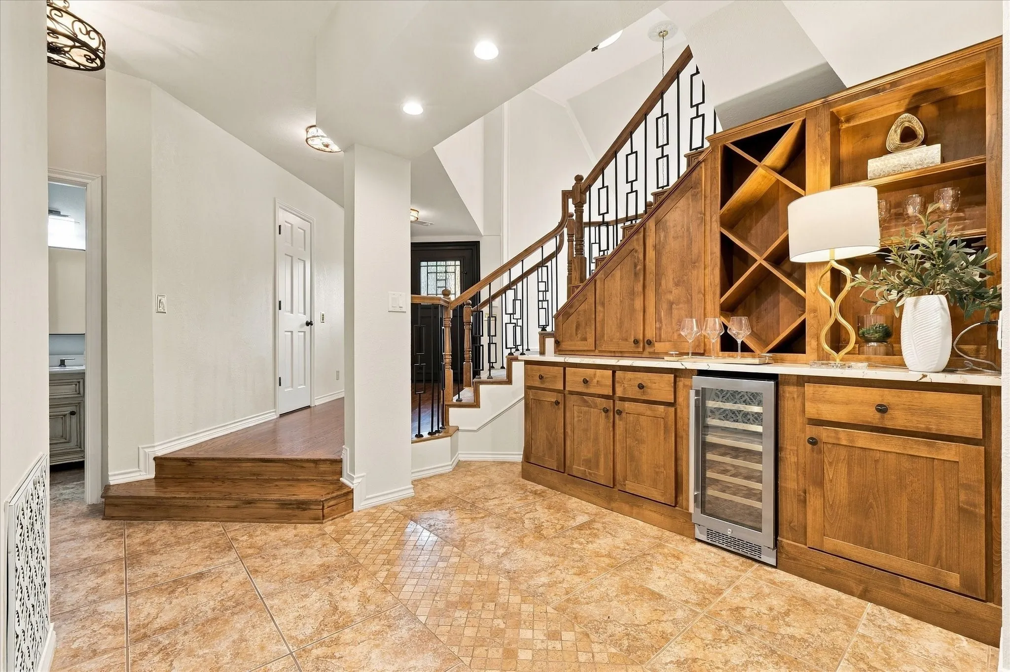 Single Family Residence For Sale in Denton County , 82 Remington Drive W, Highland Village, Texas 75077, 4 Bedroom, 4 Bathroom, 3 Garage spaces, 2,710 Sqft, built in 1986, mls#21390795, Real Estate Agent in Highland Village, Homes For Sale in Denton county, Homes For Sale in Highland Village, Realtor in Highland Village Texas, Real Estate Brokerage Independent Realty Texas, Luminita Cordes Realtor