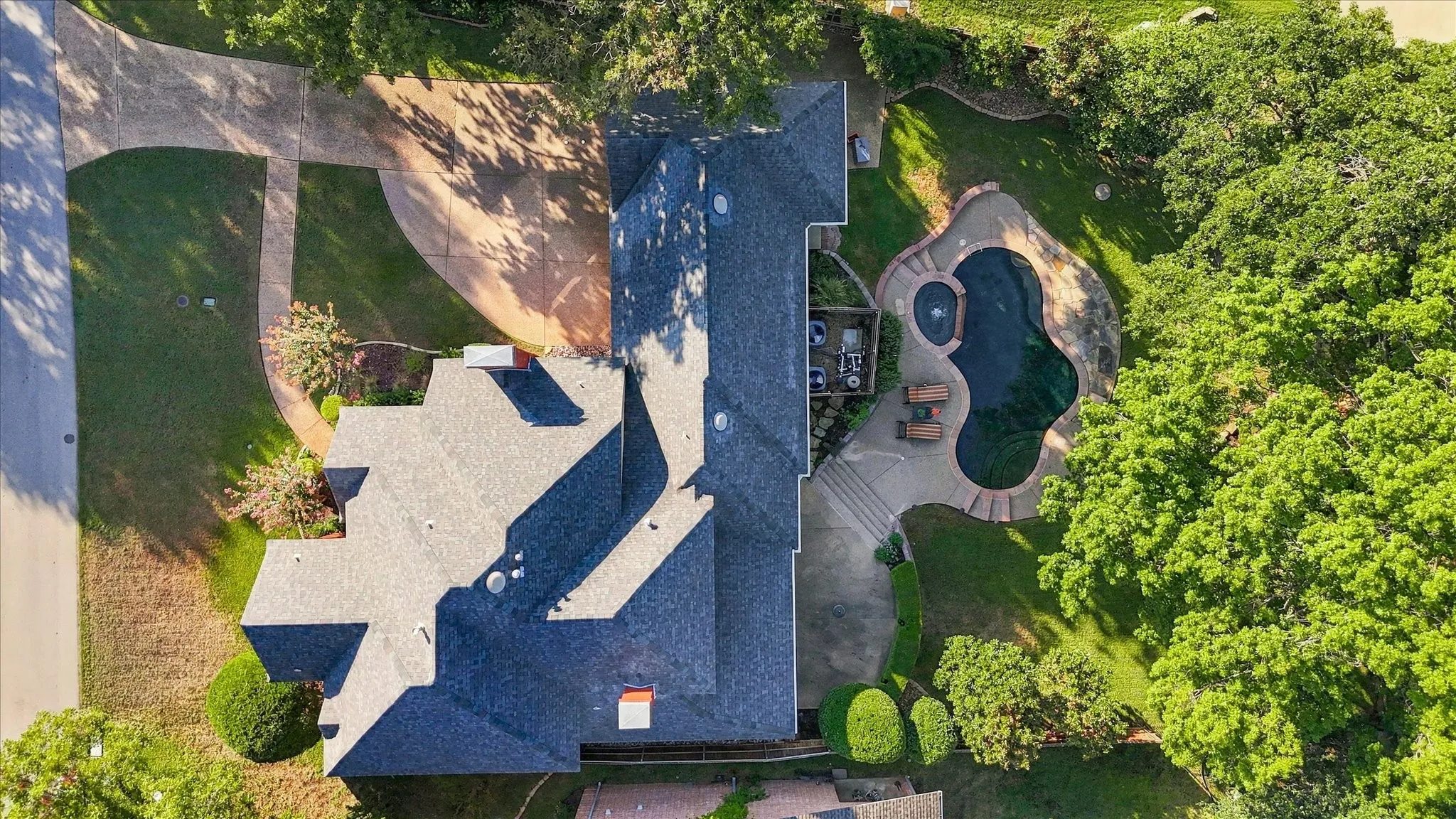 Single Family Residence For Sale in Denton County , 82 Remington Drive W, Highland Village, Texas 75077, 4 Bedroom, 4 Bathroom, 3 Garage spaces, 2,710 Sqft, built in 1986, mls#21390795, Real Estate Agent in Highland Village, Homes For Sale in Denton county, Homes For Sale in Highland Village, Realtor in Highland Village Texas, Real Estate Brokerage Independent Realty Texas, Luminita Cordes Realtor