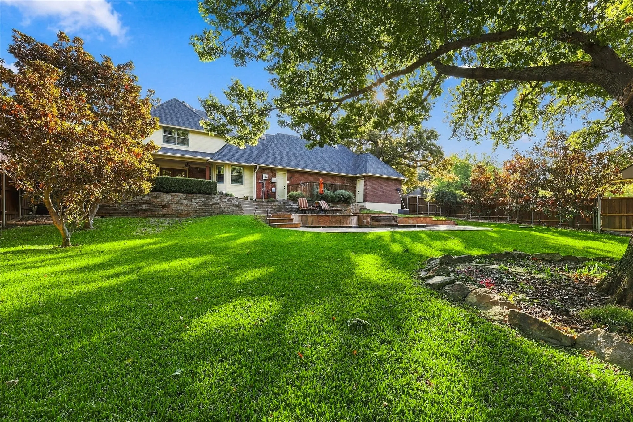 Single Family Residence For Sale in Denton County , 82 Remington Drive W, Highland Village, Texas 75077, 4 Bedroom, 4 Bathroom, 3 Garage spaces, 2,710 Sqft, built in 1986, mls#21390795, Real Estate Agent in Highland Village, Homes For Sale in Denton county, Homes For Sale in Highland Village, Realtor in Highland Village Texas, Real Estate Brokerage Independent Realty Texas, Luminita Cordes Realtor