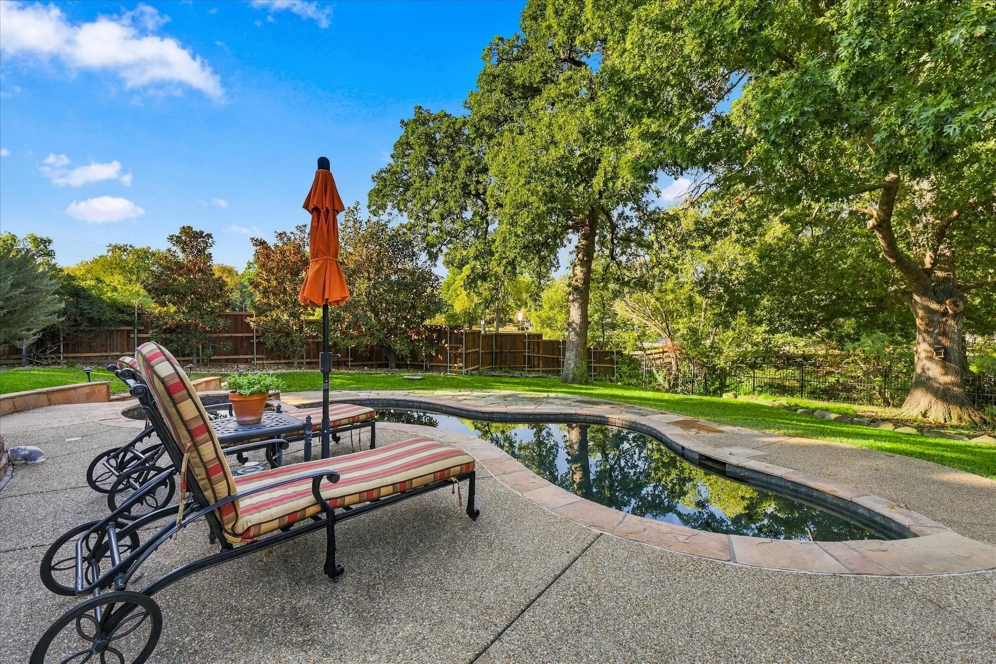 Single Family Residence For Sale in Denton County , 82 Remington Drive W, Highland Village, Texas 75077, 4 Bedroom, 4 Bathroom, 3 Garage spaces, 2,710 Sqft, built in 1986, mls#21390795, Real Estate Agent in Highland Village, Homes For Sale in Denton county, Homes For Sale in Highland Village, Realtor in Highland Village Texas, Real Estate Brokerage Independent Realty Texas, Luminita Cordes Realtor